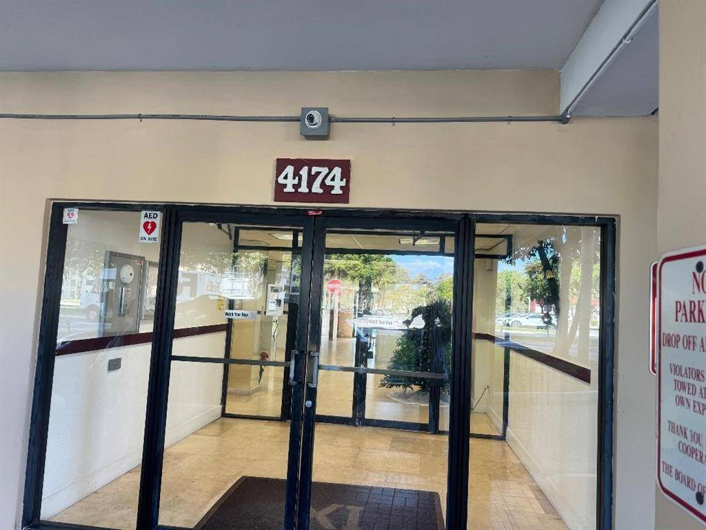 Lauderhill, FL 33319,4174 Inverrary Dr #304