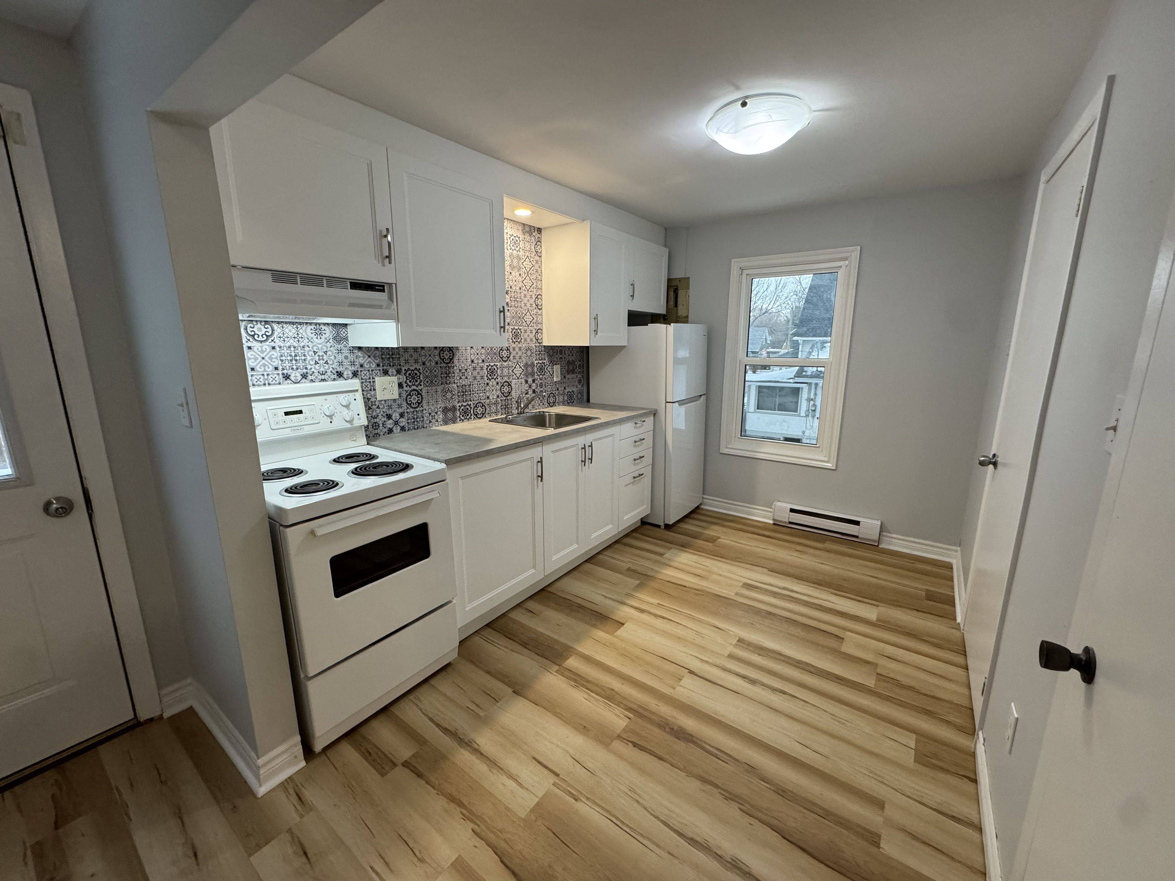 Fort Erie, ON L0S 1B0,396 Oxford AVE #2