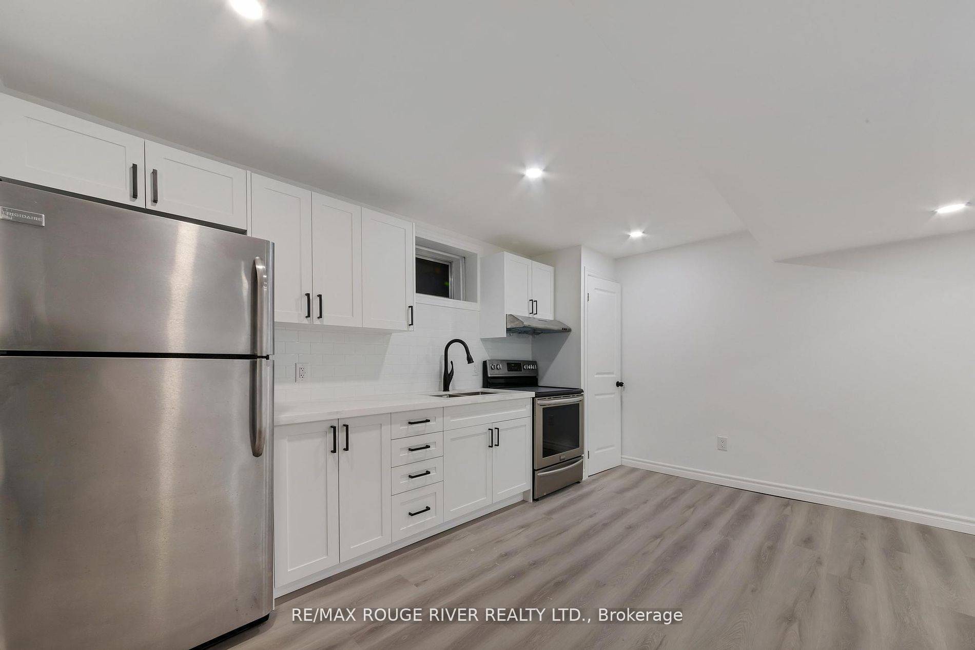 Oshawa, ON L1J 1V3,222 B Hibbert AVE