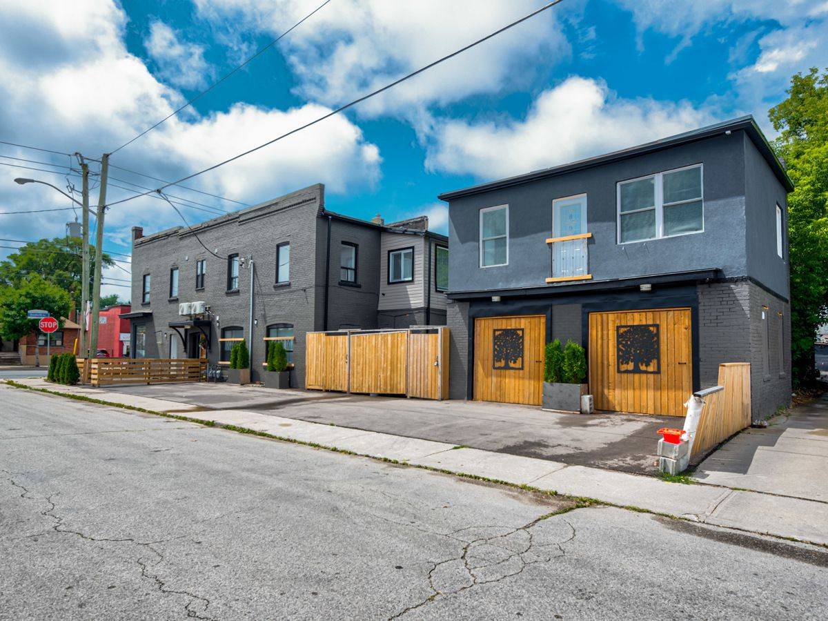 Toronto E06, ON M1L 1C1,3224 Danforth AVE