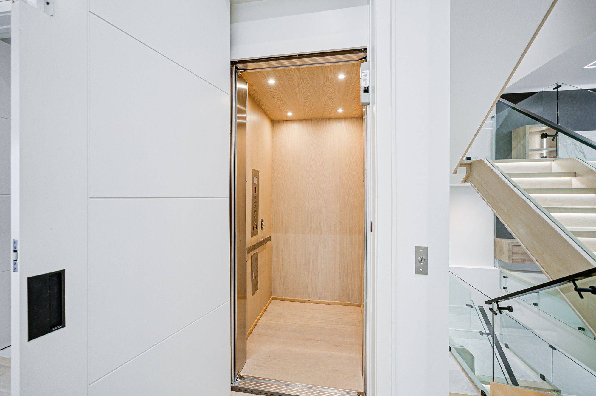 Toronto C03, ON M6C 1Z1,151 Dewbourne AVE