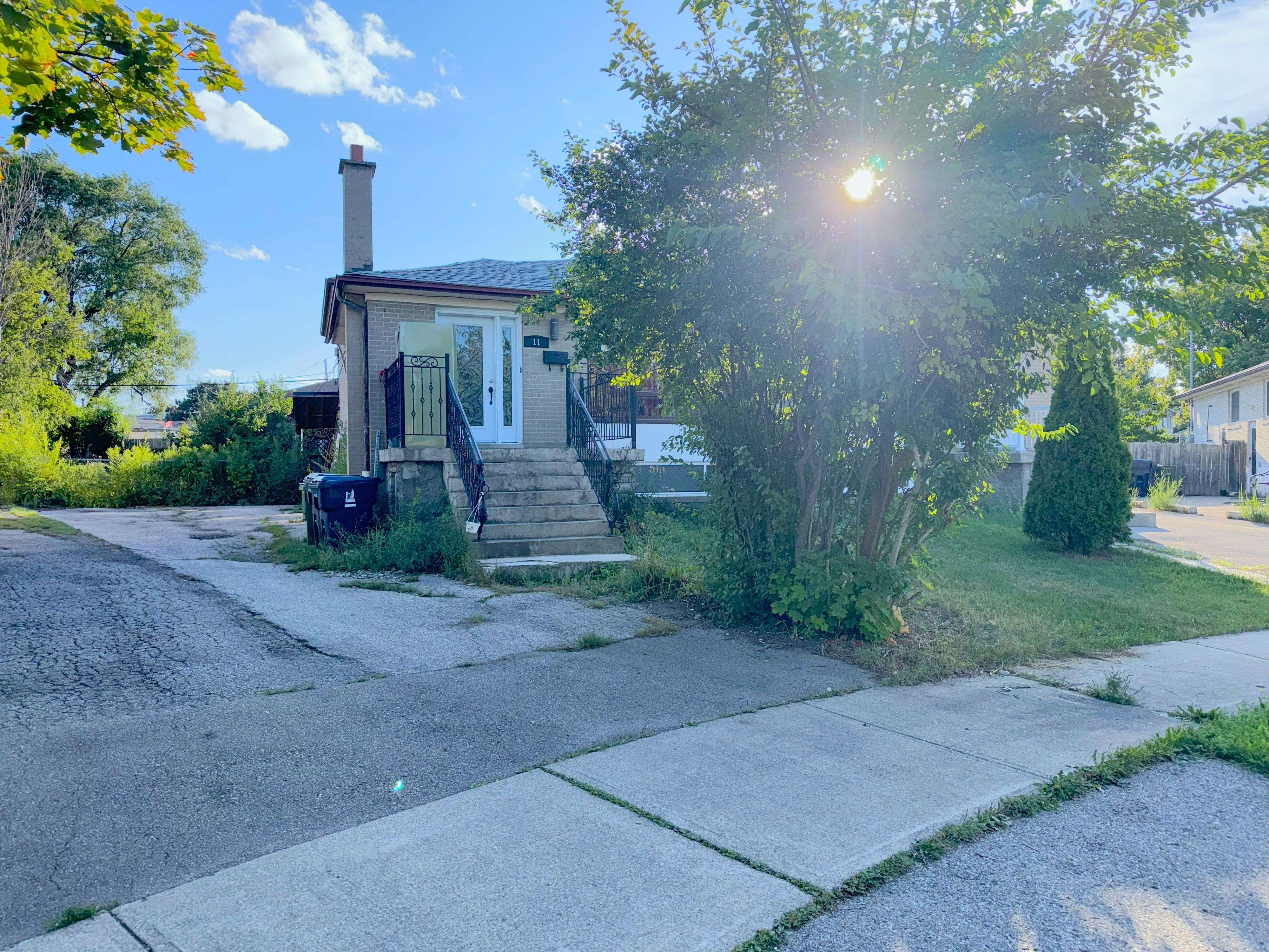 Toronto W10, ON M9V 2H2,11 Melpham CT