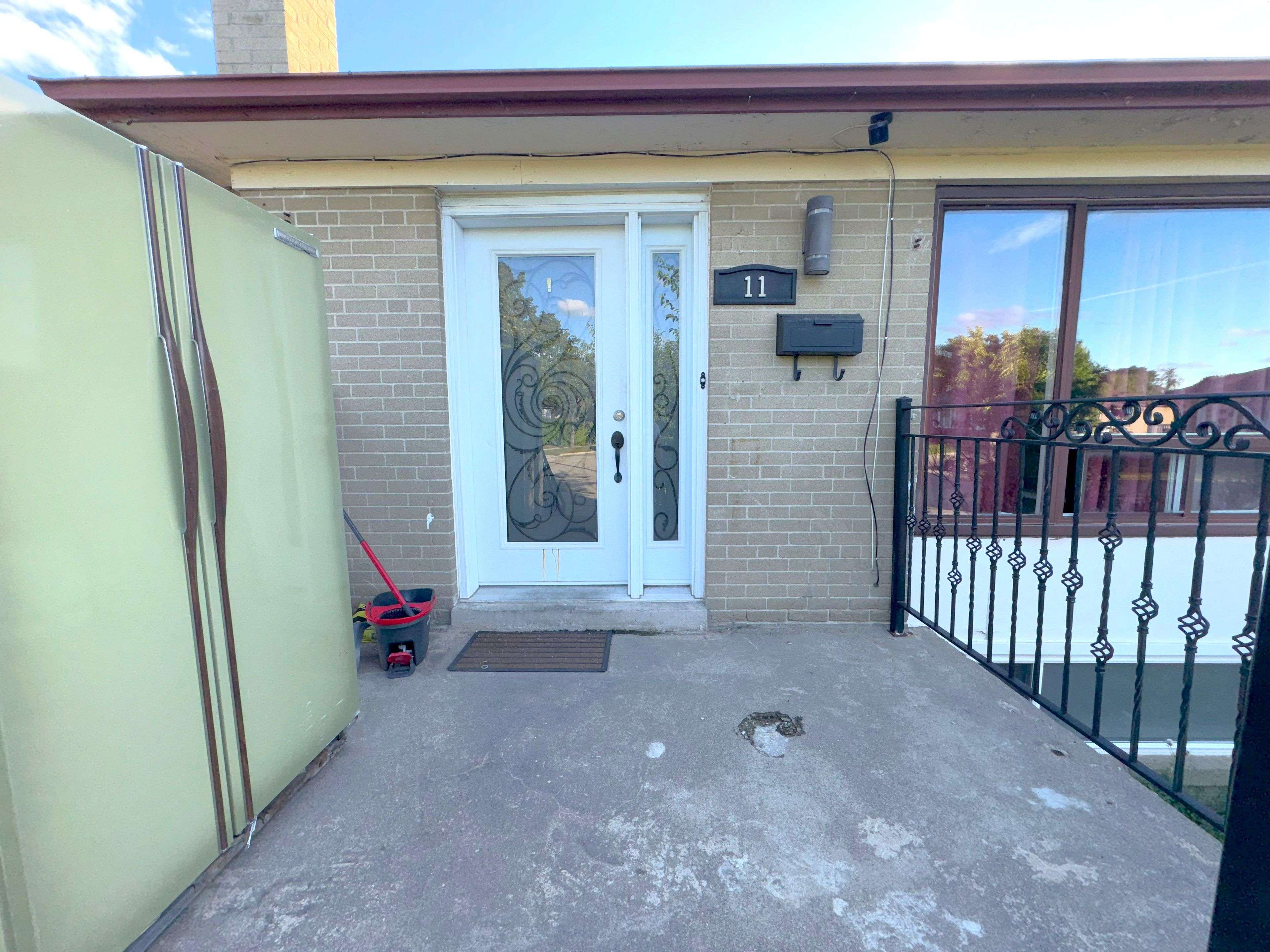 Toronto W10, ON M9V 2H2,11 Melpham CT