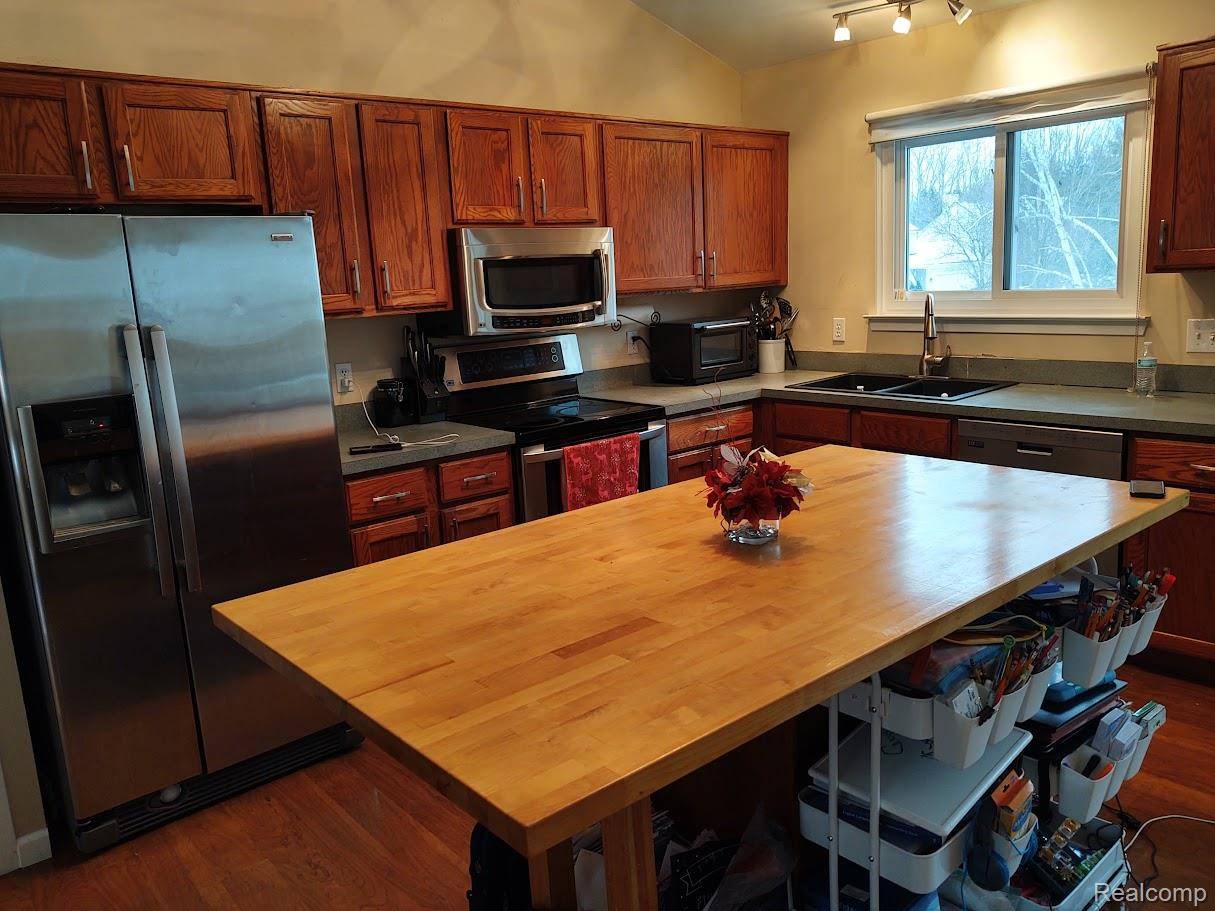 Wixom, MI 48393,1432 Pond View CT