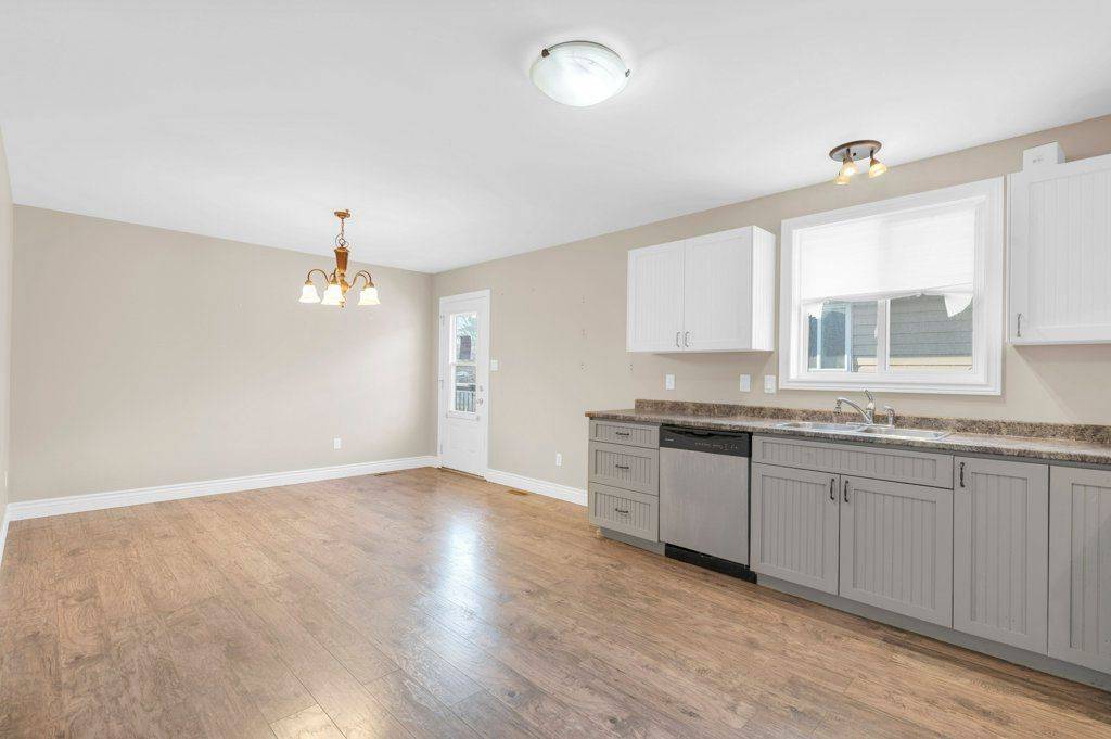 Quinte West, ON K8V 5L5,20 Terance ST