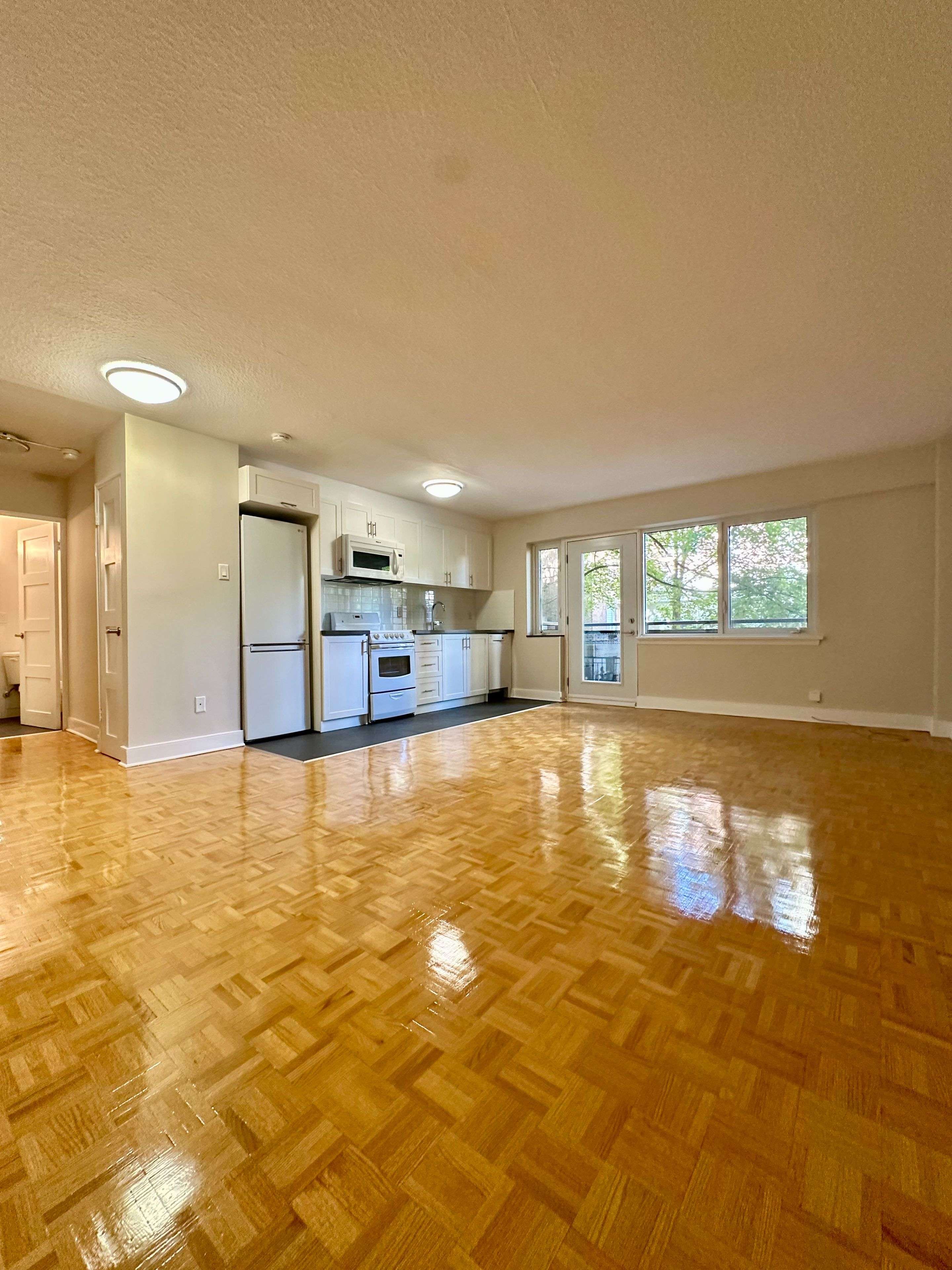 Toronto C02, ON M4V 1Z8,95 Lawton BLVD #102