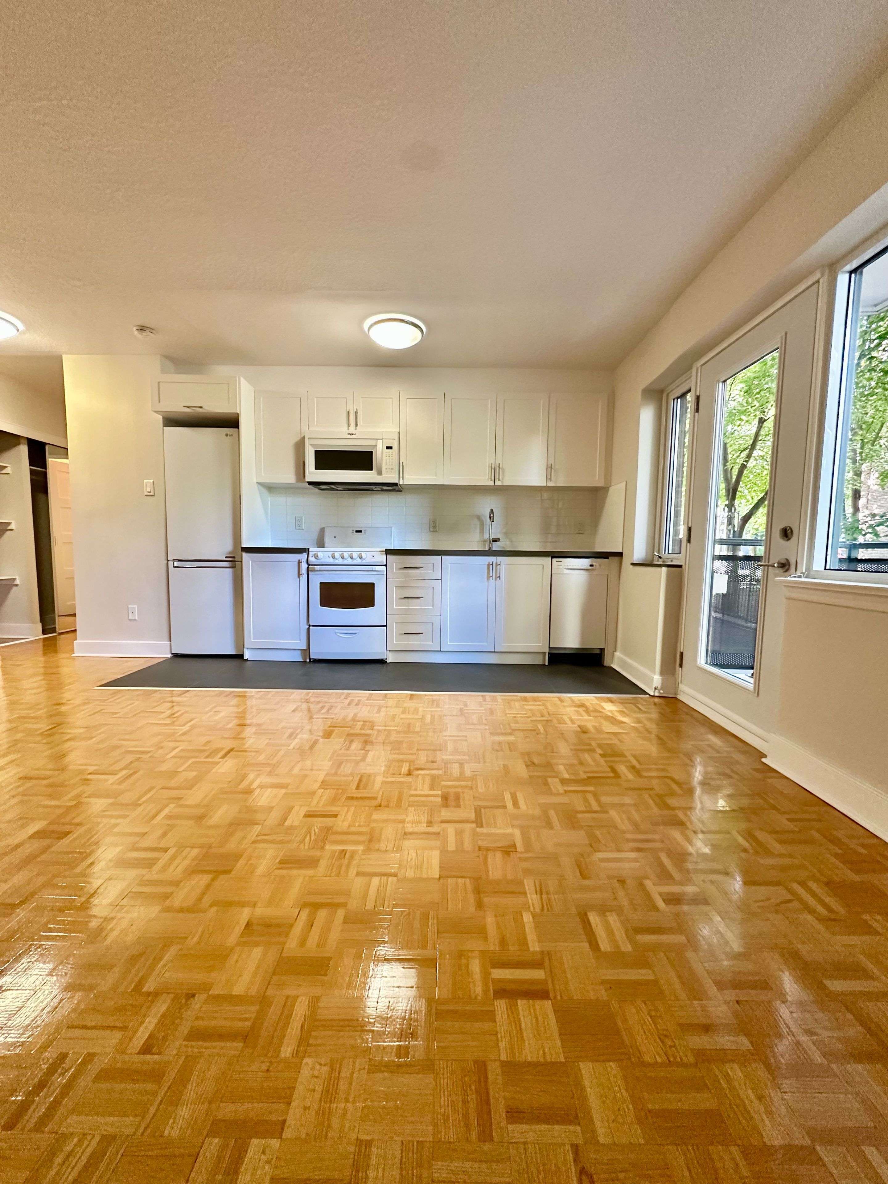 Toronto C02, ON M4V 1Z8,95 Lawton BLVD #102