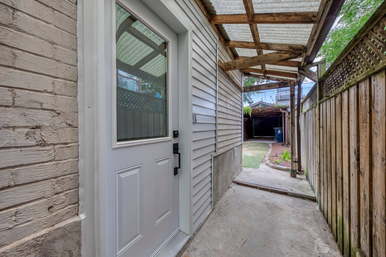 Toronto C02, ON M6G 3W1,1190 Ossington AVE #Bsmt