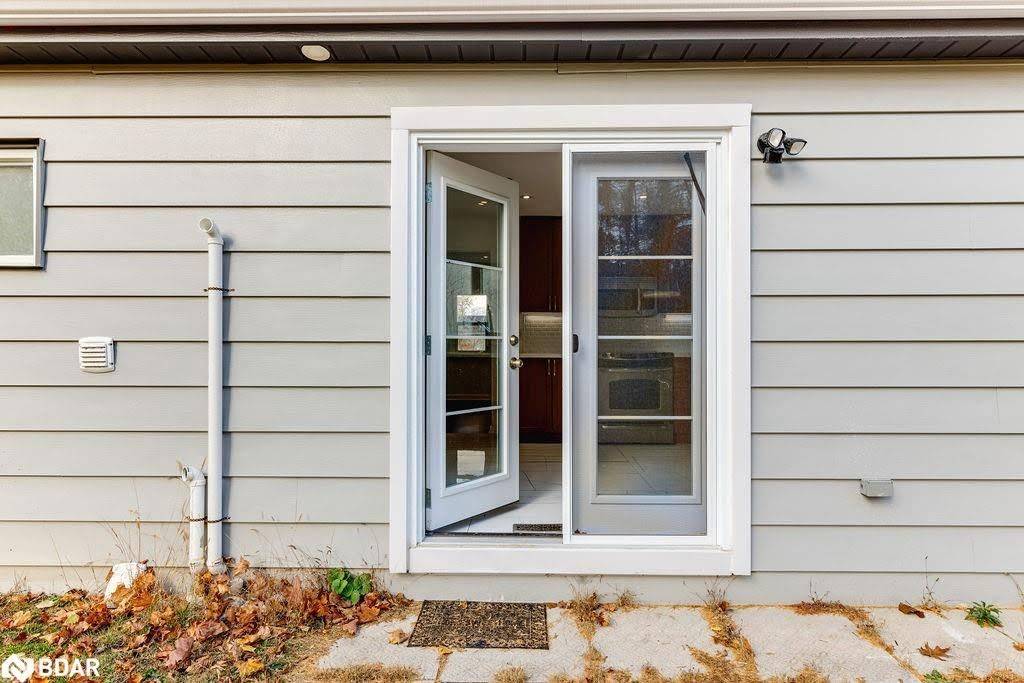 Barrie, ON L4N 3V5,141 Ardagh RD #Upper