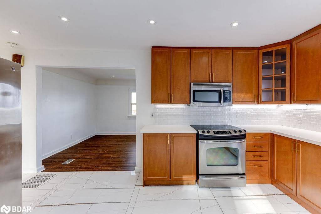 Barrie, ON L4N 3V5,141 Ardagh RD #Upper