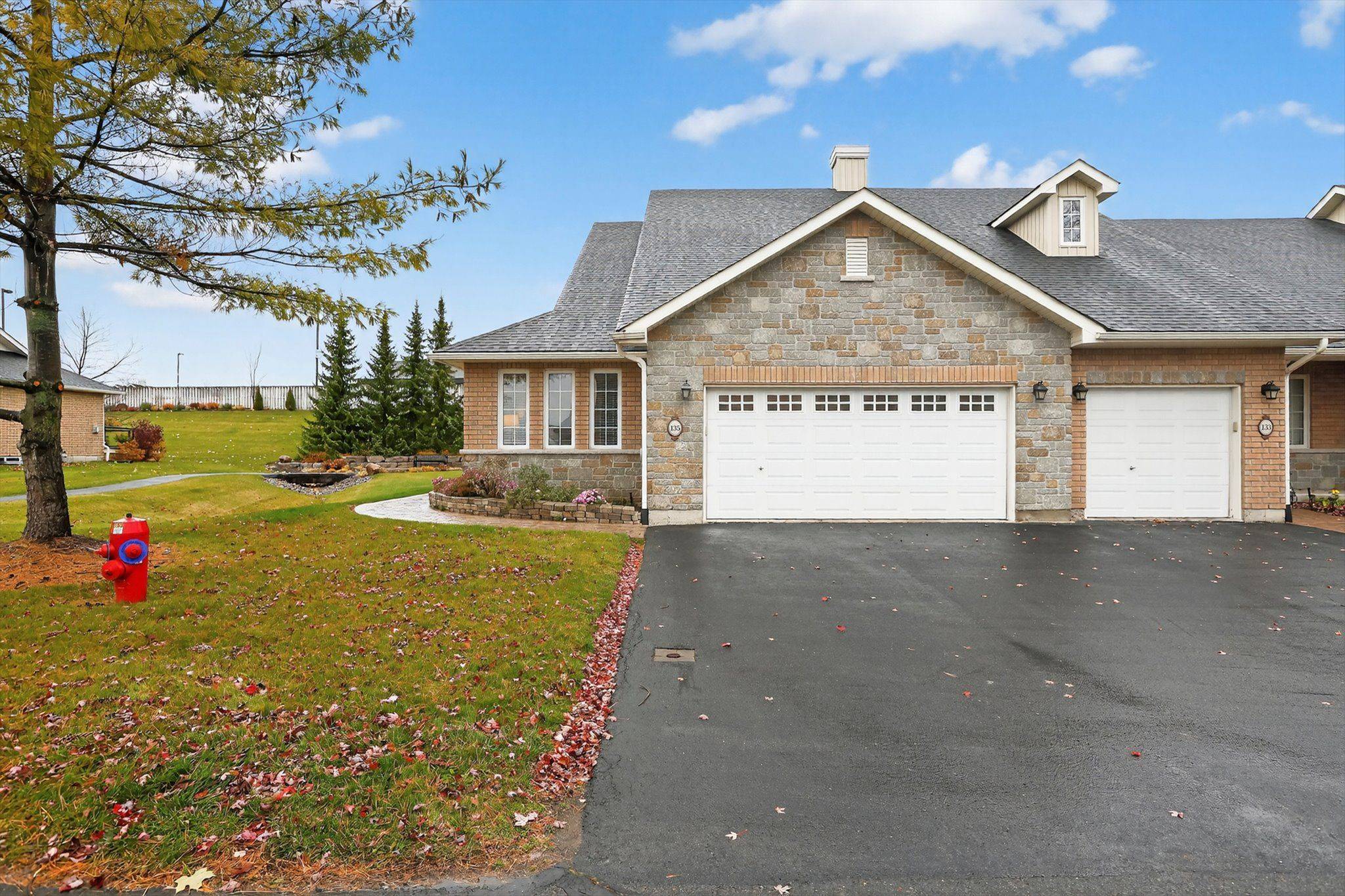 Peterborough, ON K9J 0A9,135 Village CRES #63