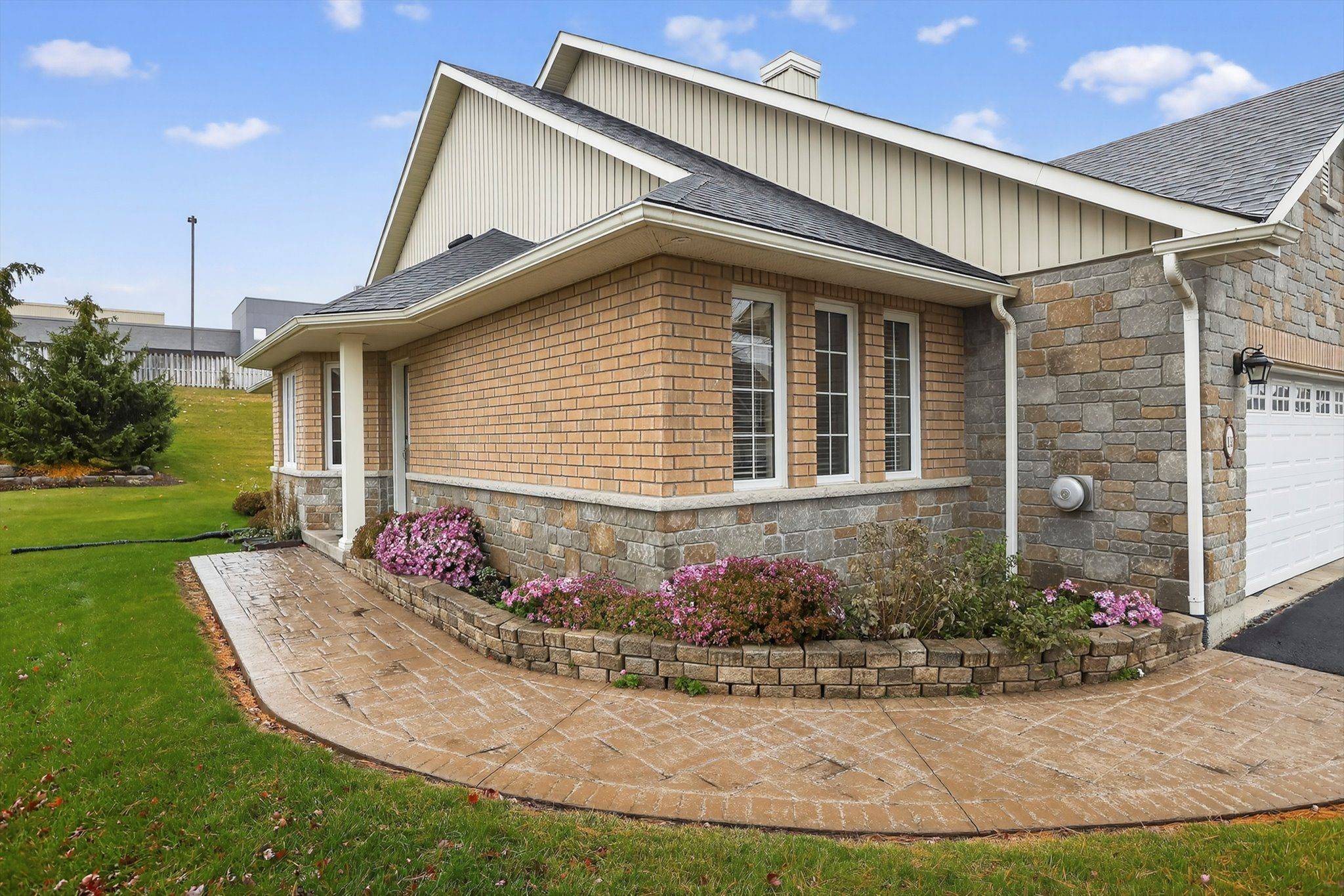 Peterborough, ON K9J 0A9,135 Village CRES #63