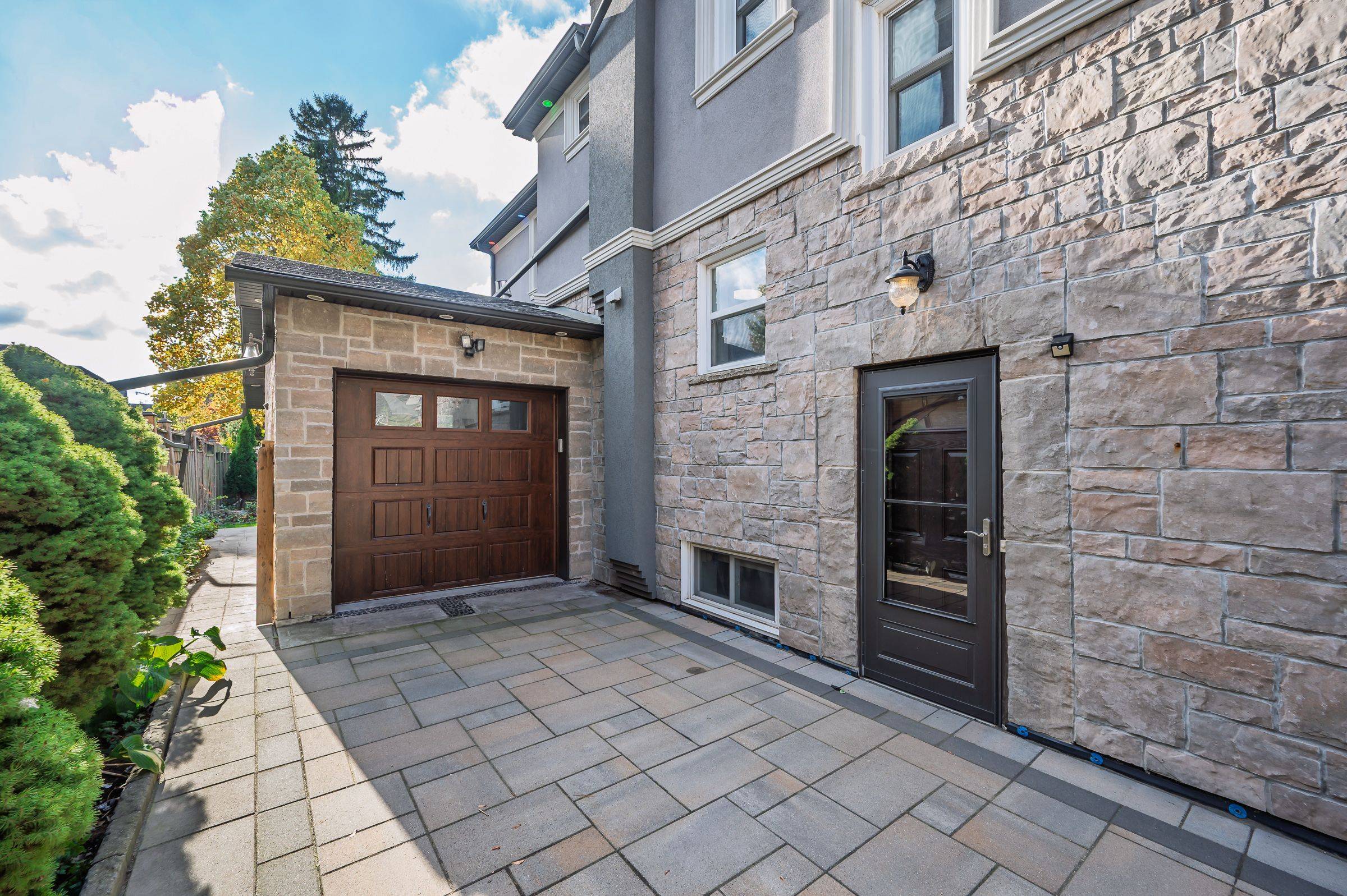 Hamilton, ON L8S 4H1,71 Paisley AVE N #Main2nd