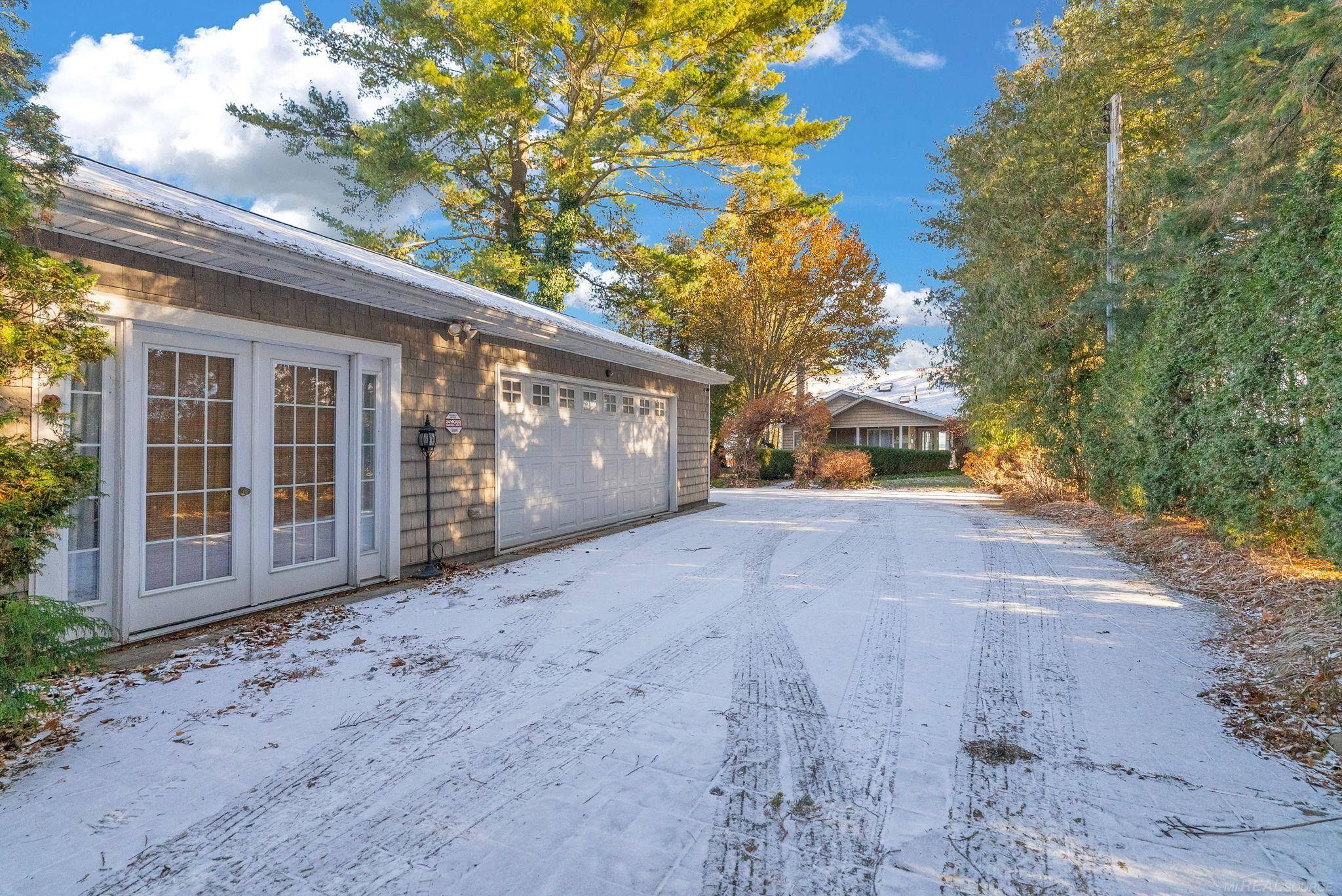 Applegate, MI 48401,2769 Lakeshore RD