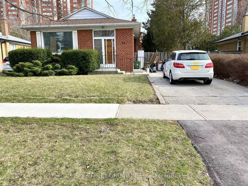 Toronto E08, ON M1K 3W1,39 Lord Roberts DR