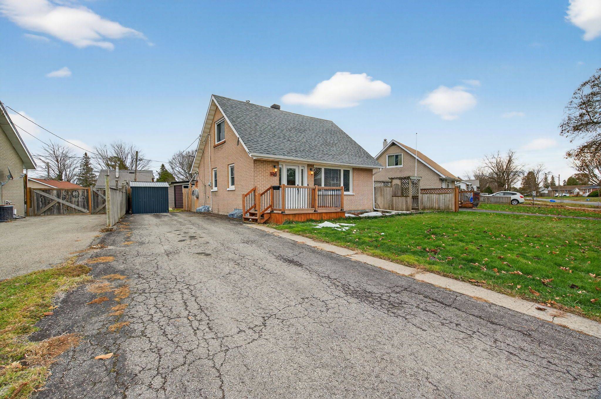 Brockville, ON K6V 2T6,105 Salisbury AVE