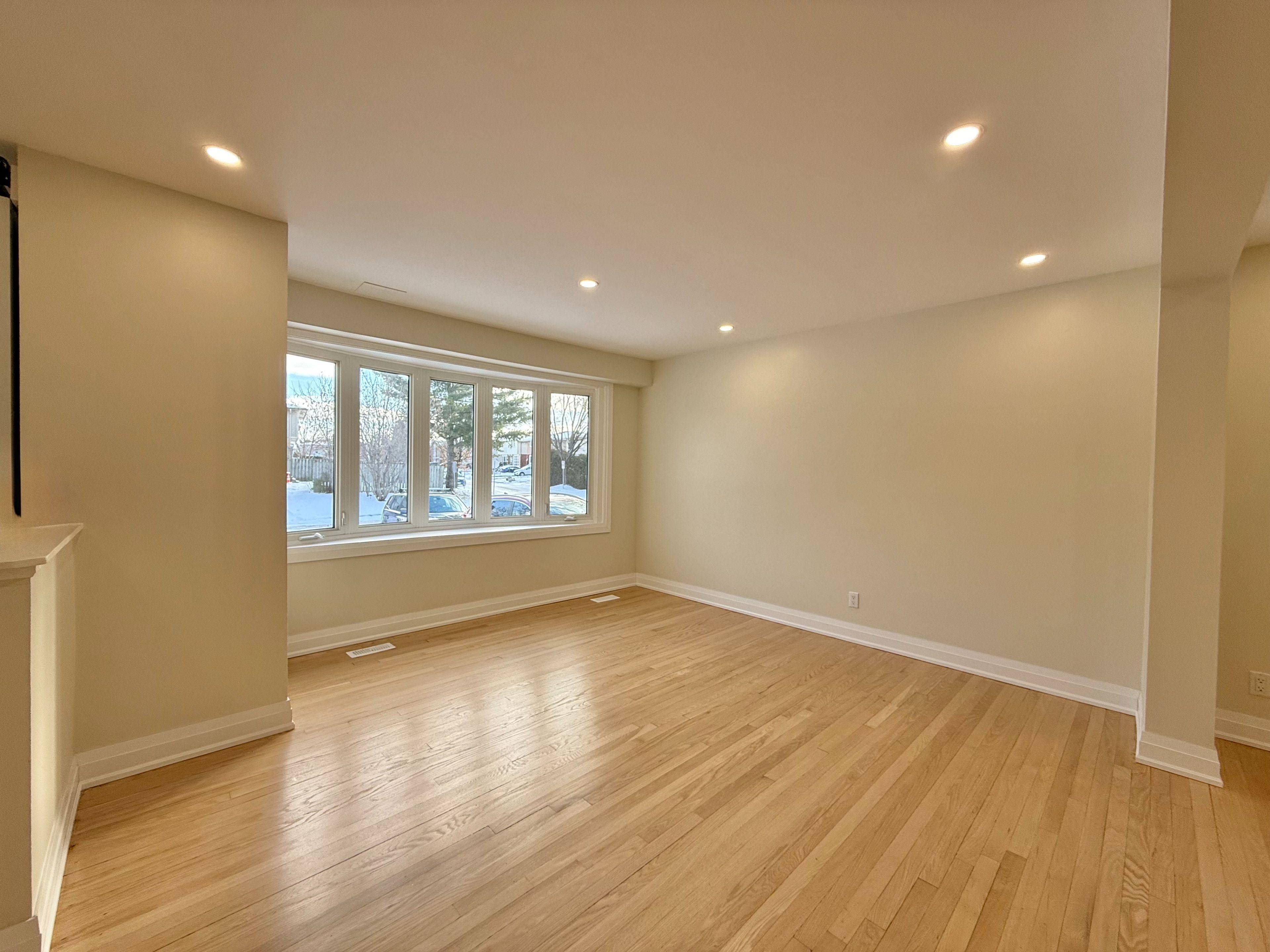 Mooneys Bay - Carleton Heights And Area, ON K2C 0J3,973 Eiffel AVE