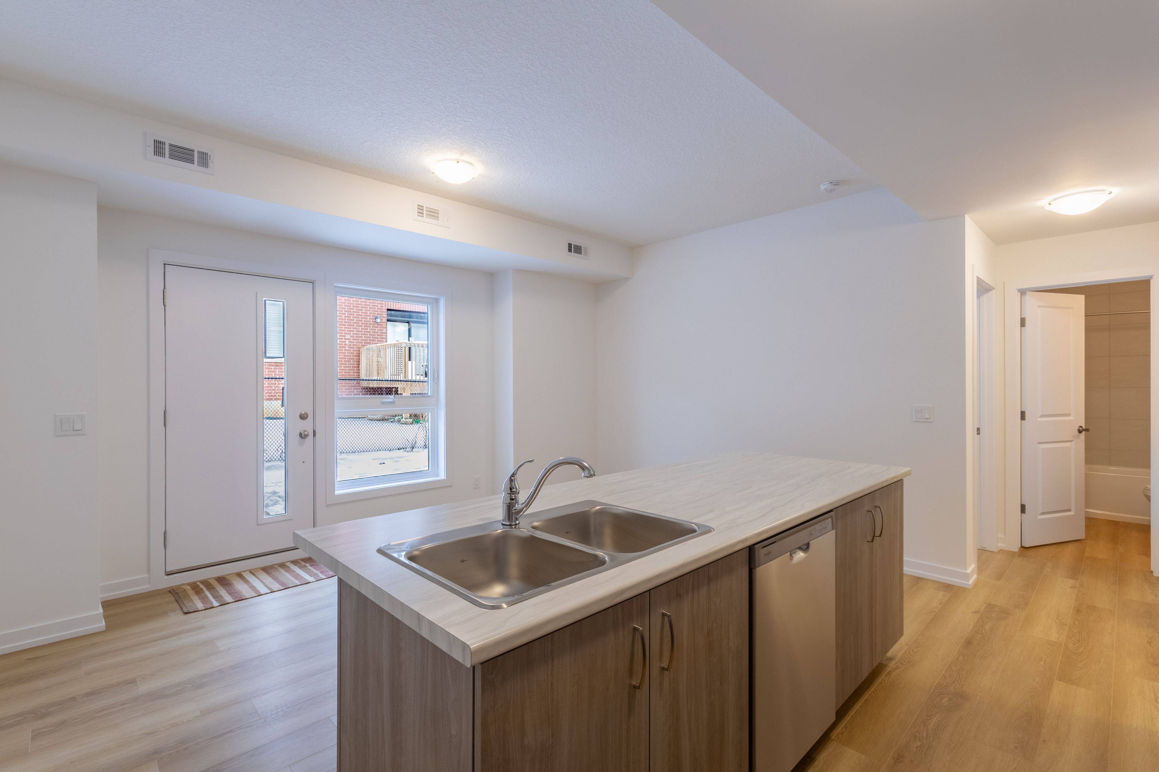 Hamilton, ON L8B 1Y4,70 Kenesky DR #14