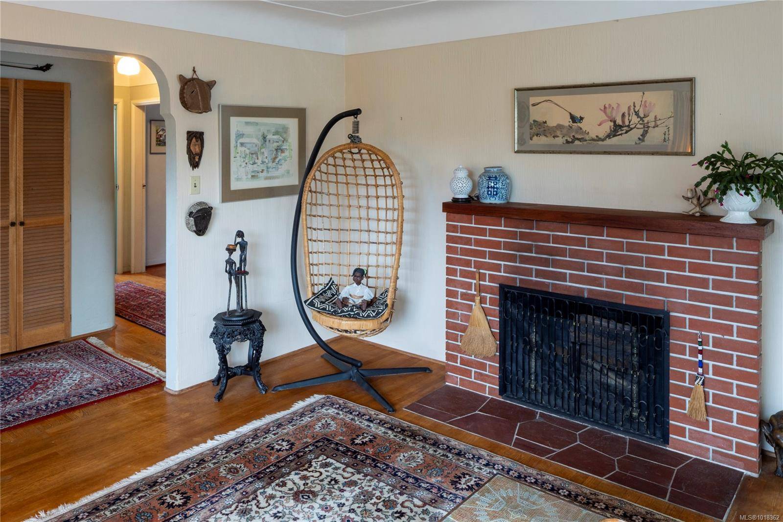 Victoria, BC V8V 4E8,305 Linden Ave