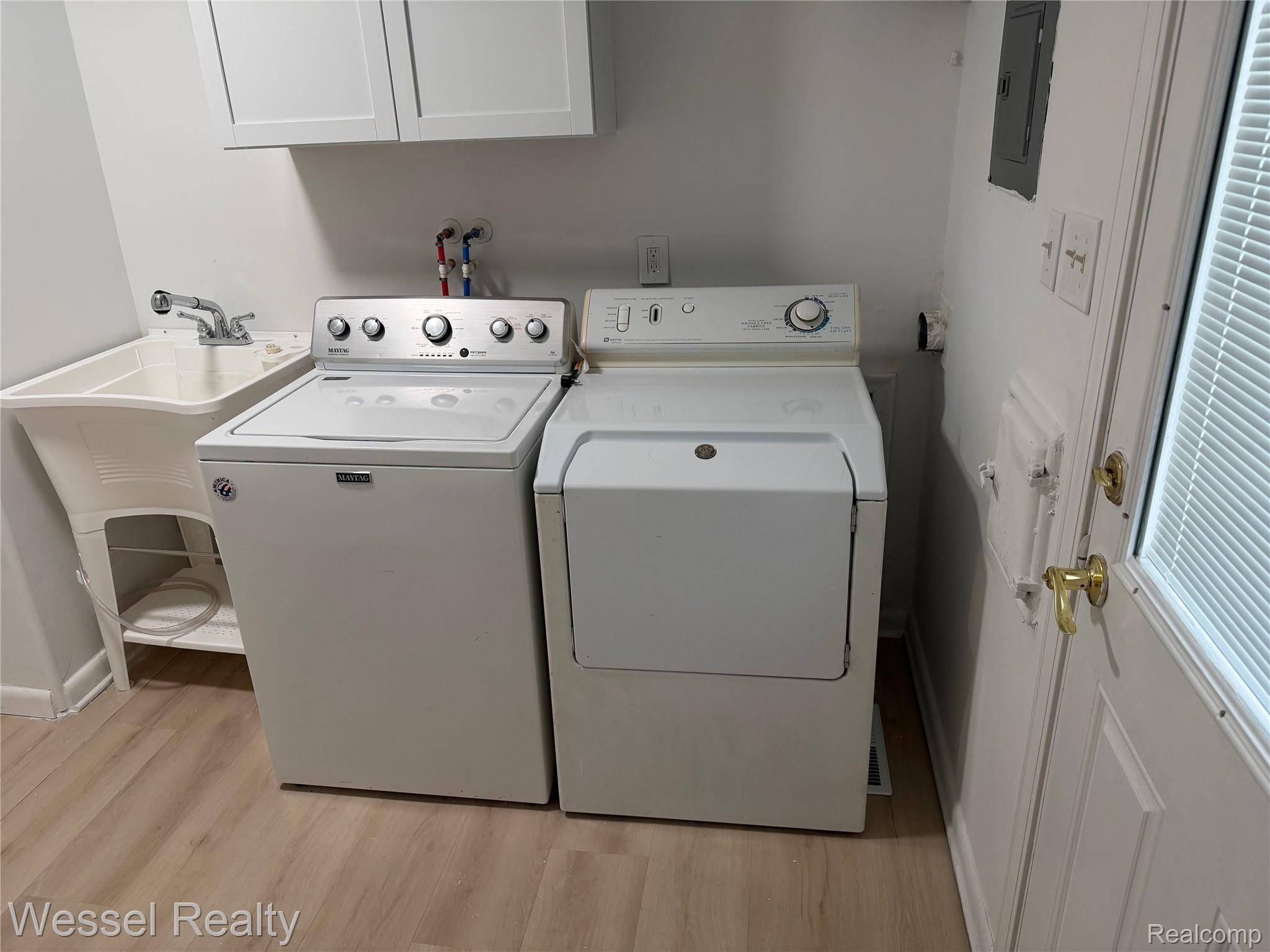 Southgate, MI 48195,15338 Helen ST