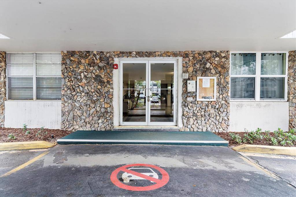 Plantation, FL 33317,6500 Cypress Rd #211