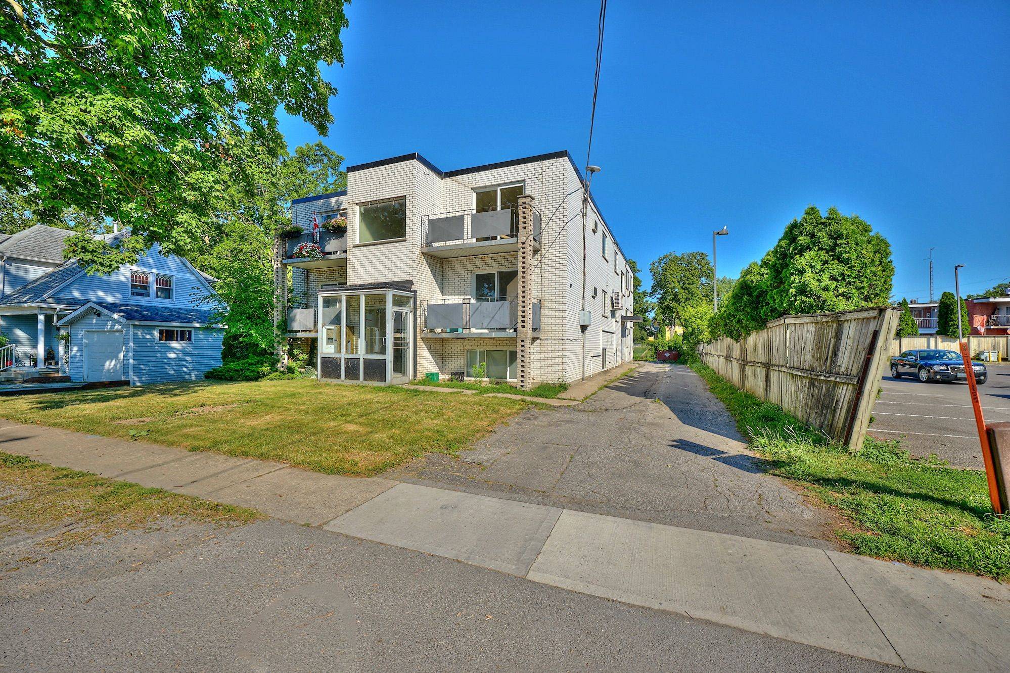 Niagara Falls, ON L2G 8G3,3865 FRONT ST