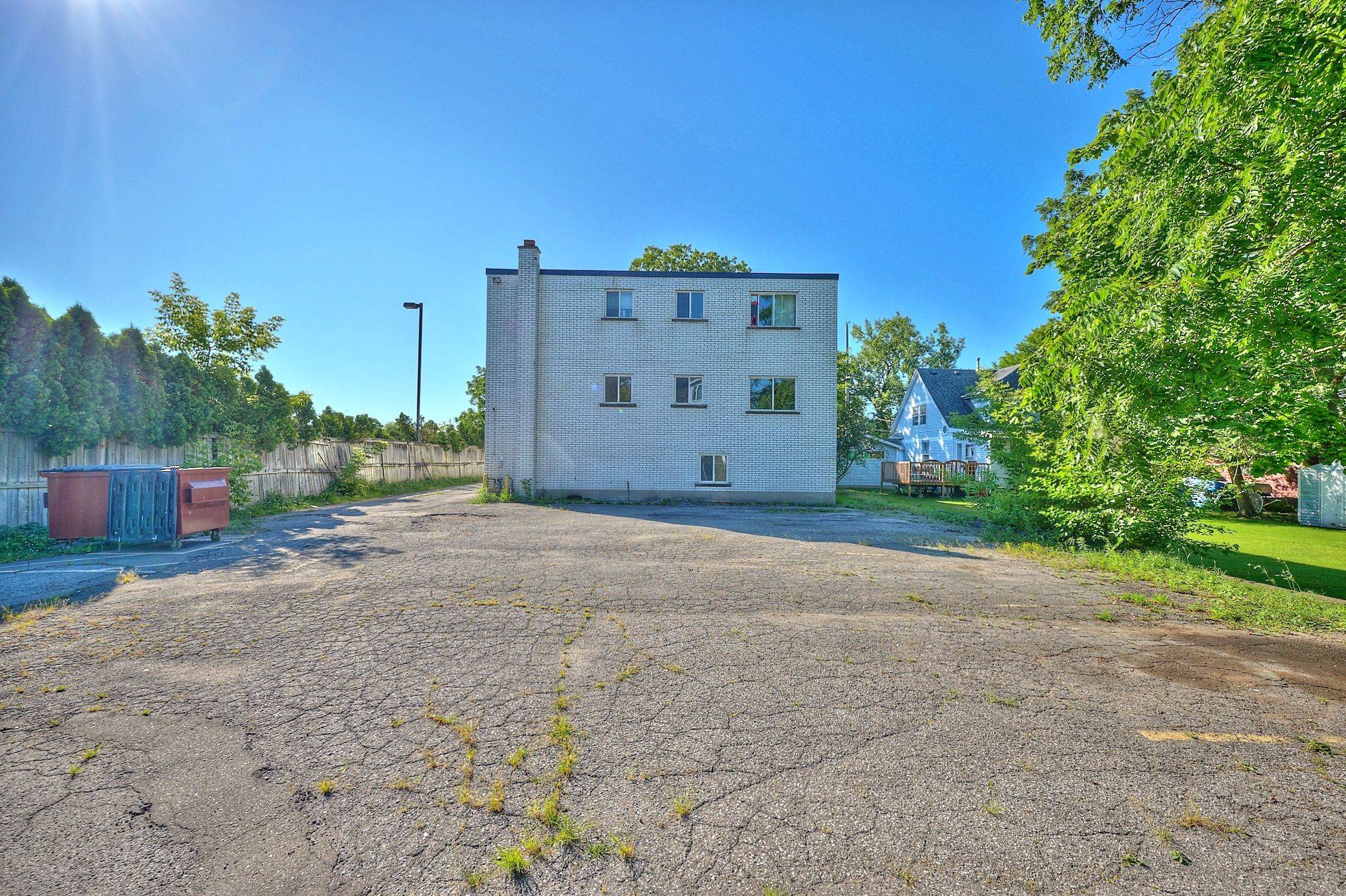 Niagara Falls, ON L2G 8G3,3865 FRONT ST