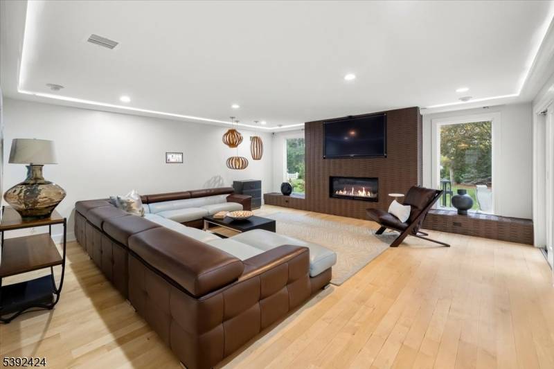 Paramus Boro, NJ 07652,827 Alden Rd