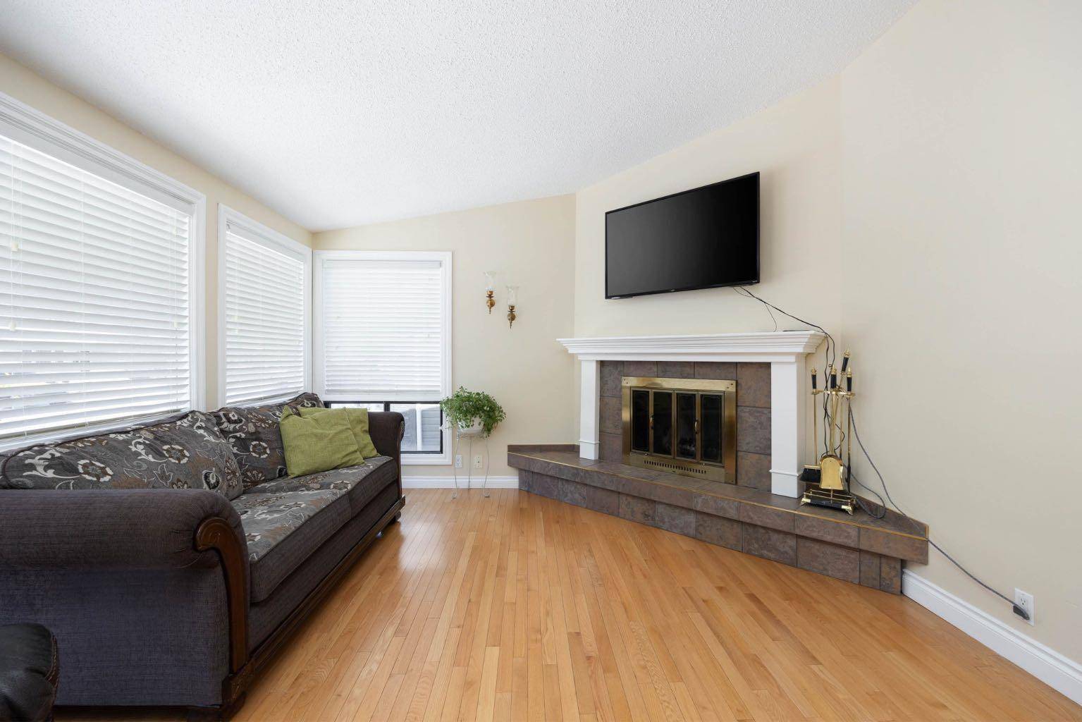 Fort Mcmurray, AB t9h4m7,237 Ermine CRES