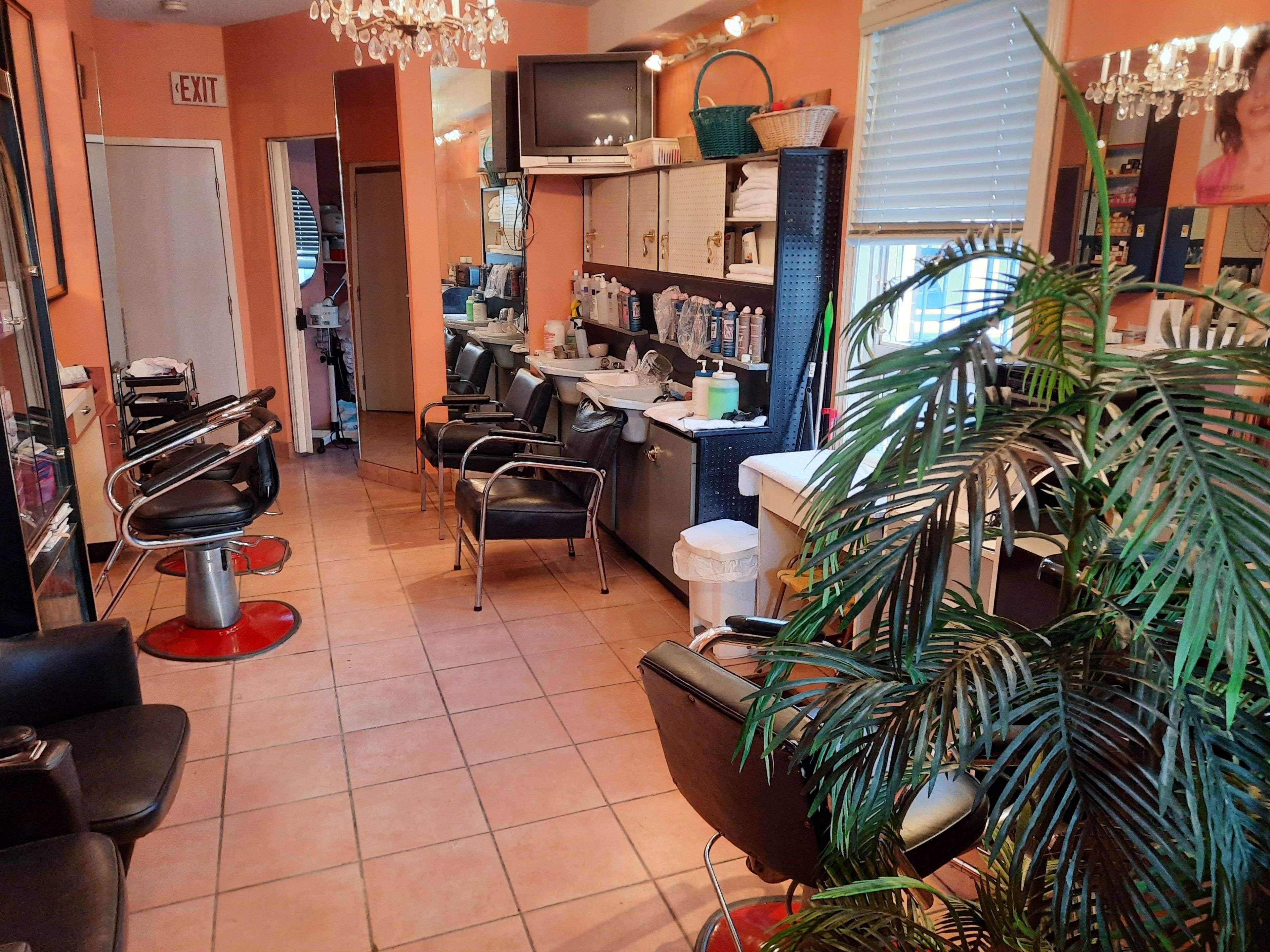 Toronto W04, ON M9N 2B2,39 South Station ST #Main Floor