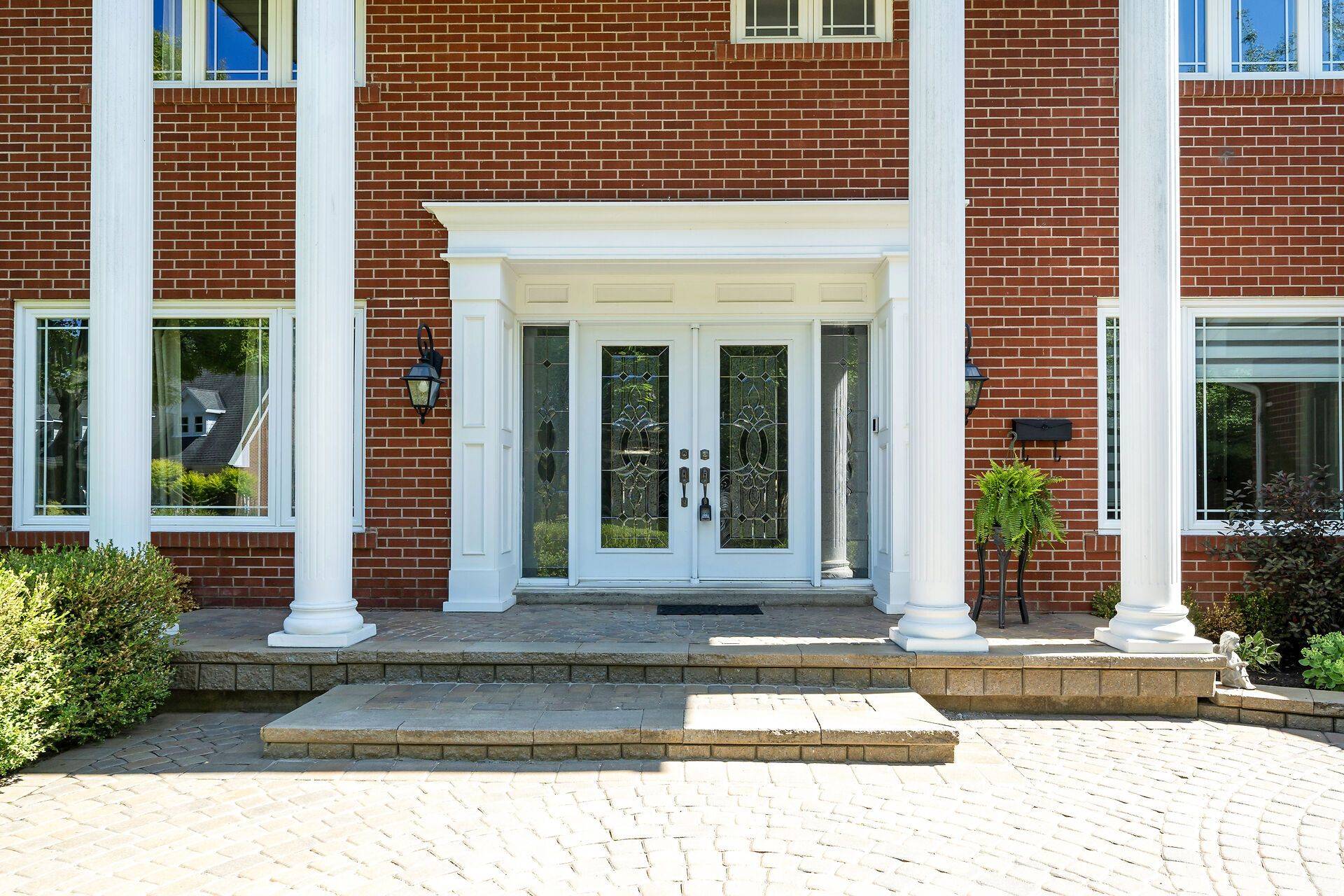 Mississauga, ON L5C 1J5,1480 Ballyclare DR