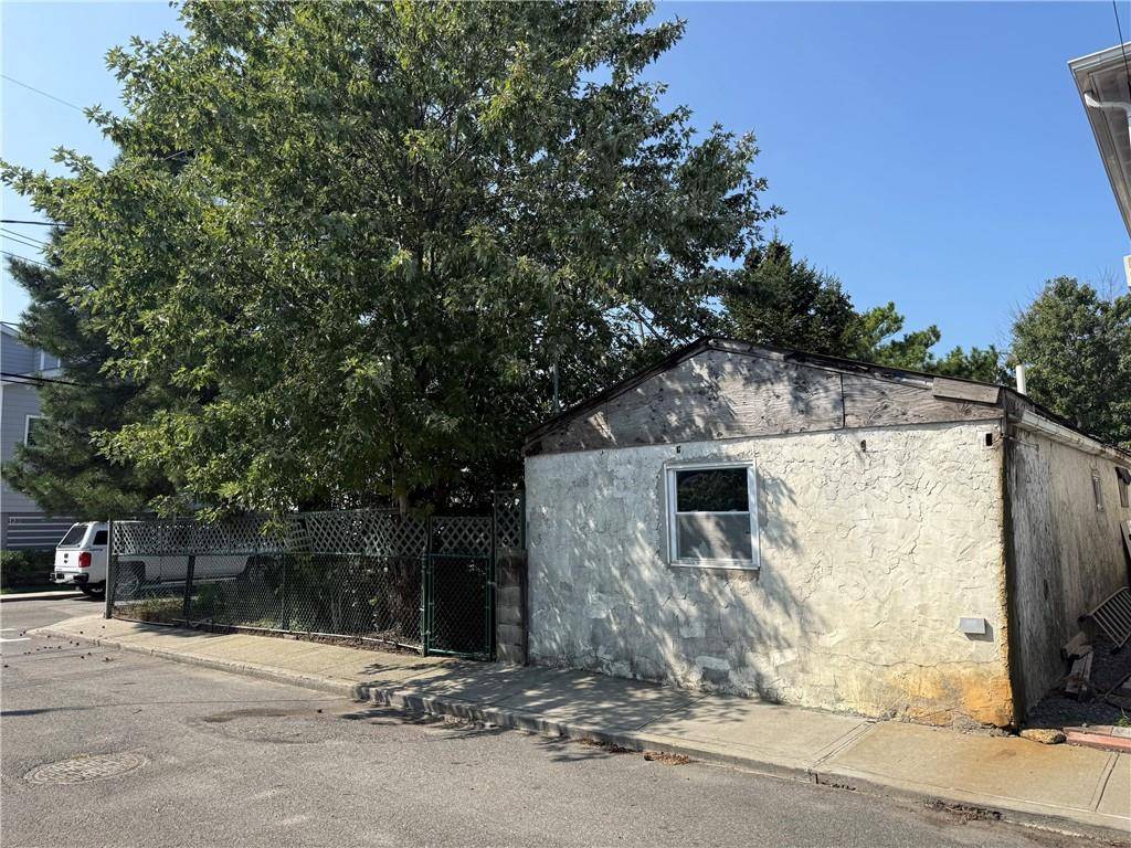 Broad Channel, NY 11693,815 Walton RD