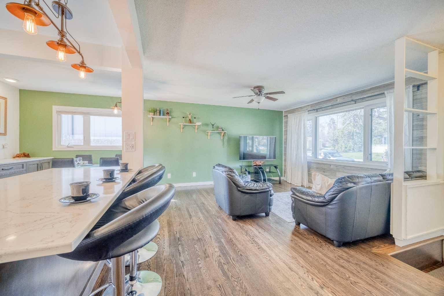 Calgary, AB T3E 5J6,2715 63 AVE SW