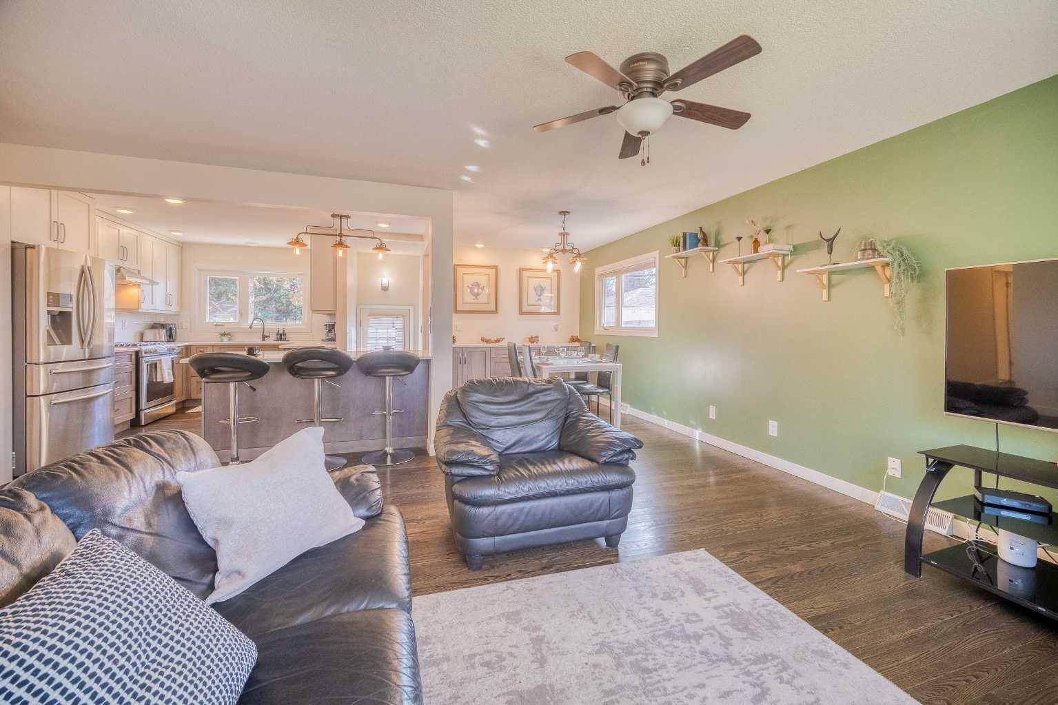 Calgary, AB T3E 5J6,2715 63 AVE SW