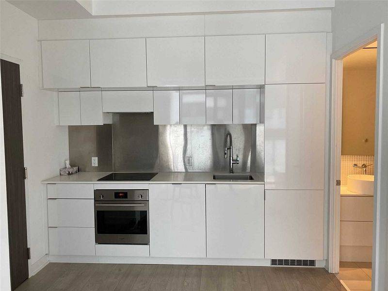 Toronto C10, ON M4P 1R4,185 Roehampton AVE #602