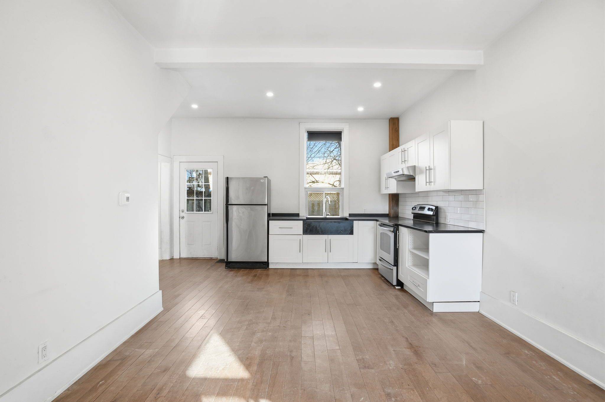 Hamilton, ON L8L 1B2,26 Murray ST W