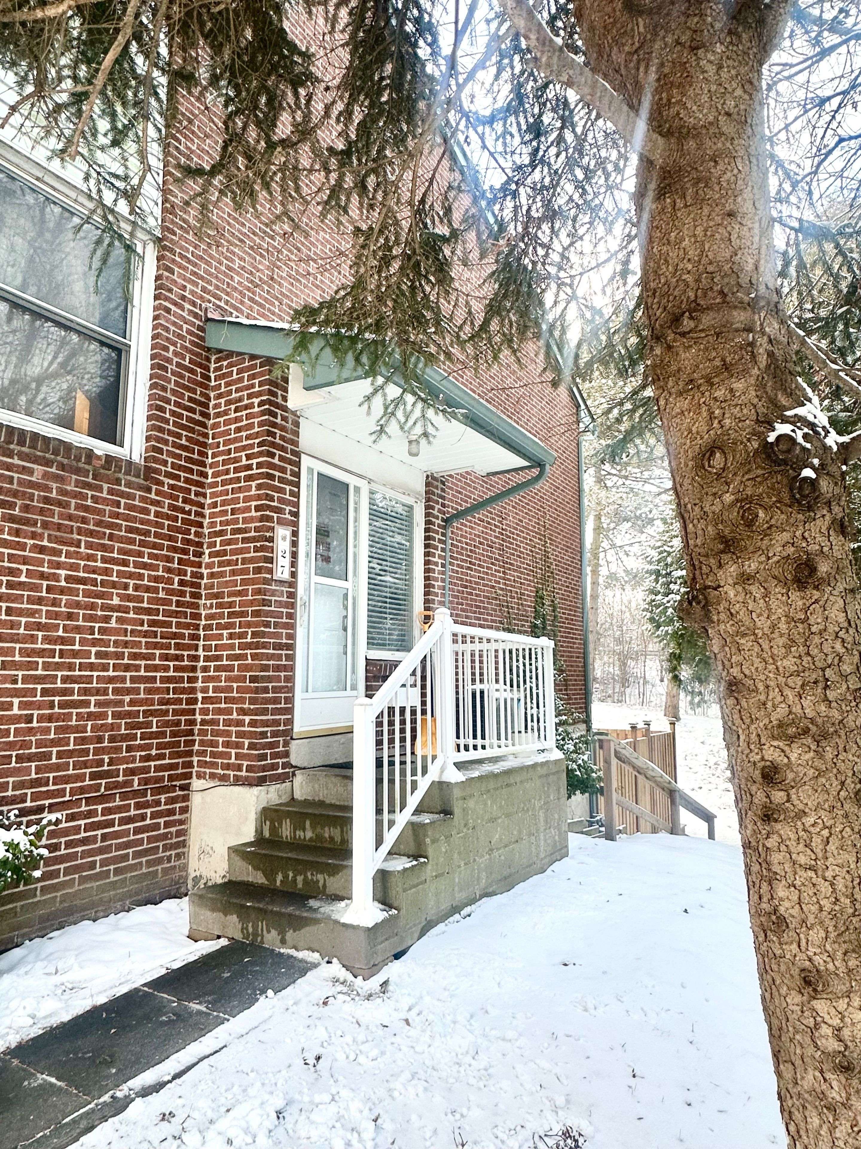 Oshawa, ON L1J 2L4,909 King ST W #27