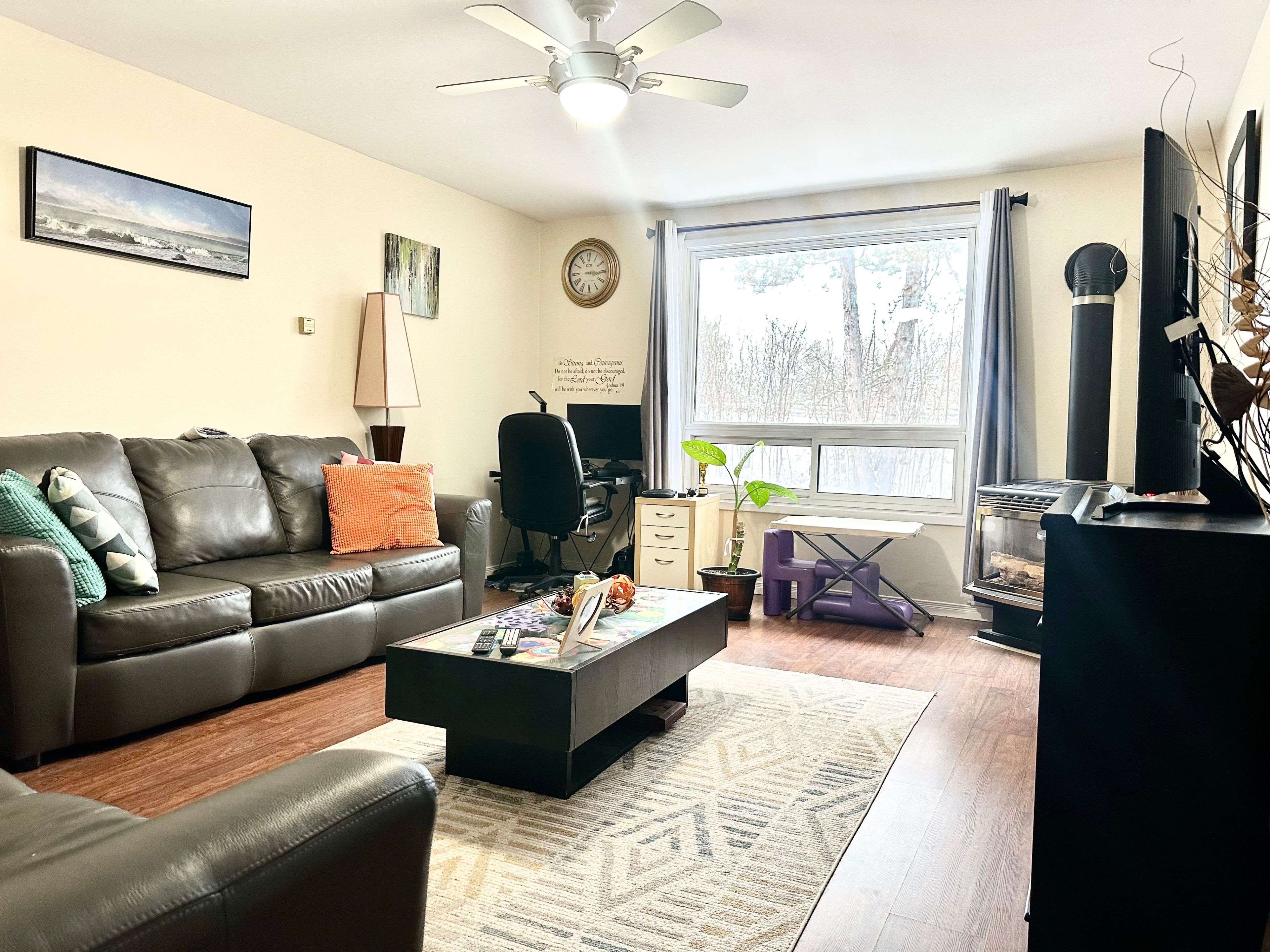 Oshawa, ON L1J 2L4,909 King ST W #27