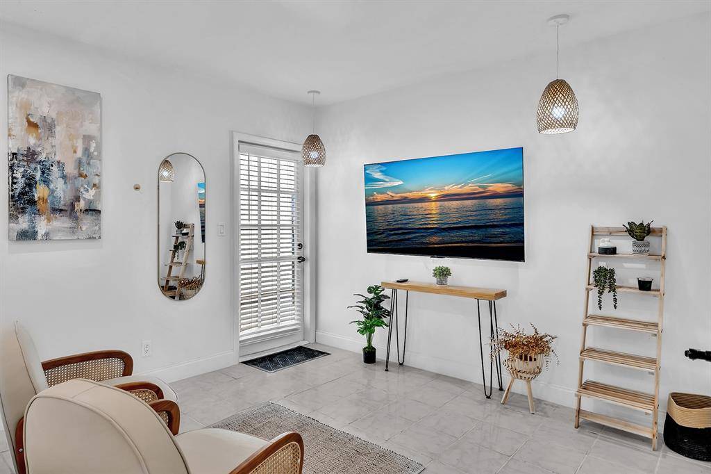 Hollywood, FL 33020,1941 Washington St #3