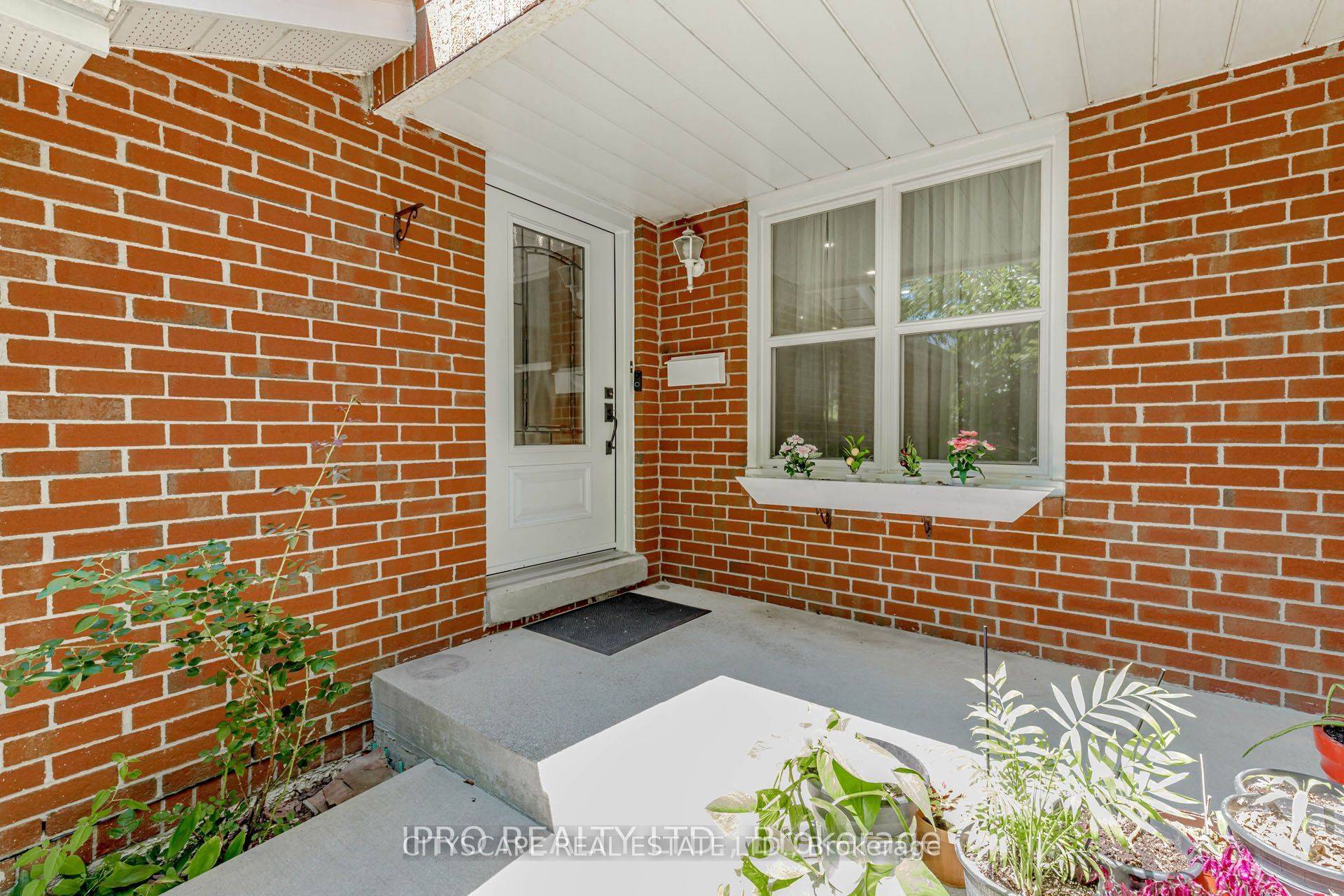 Mississauga, ON L5N 5A8,6906 Hickling CRES N