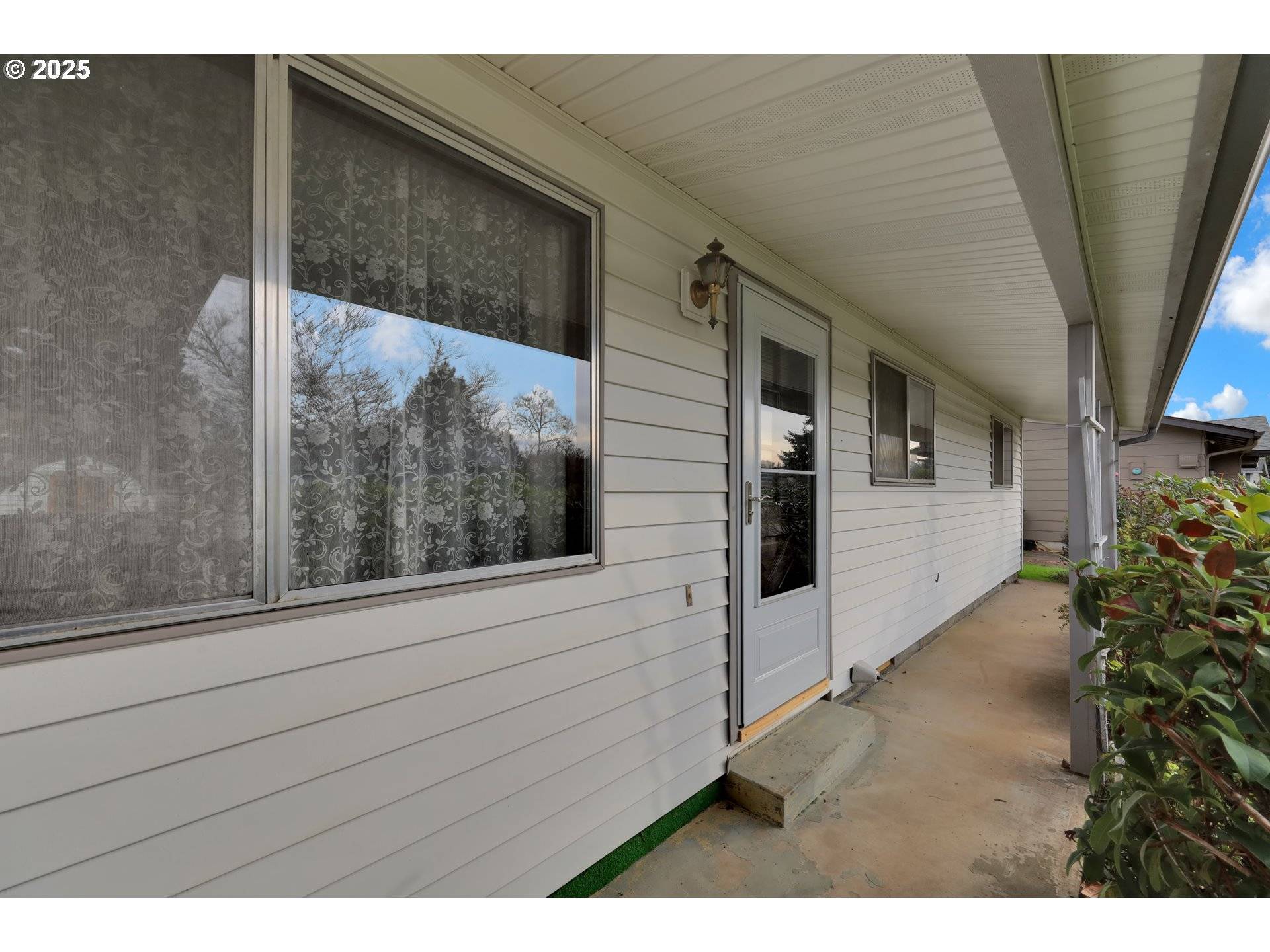 Eugene, OR 97402,1113 CANDLELIGHT DR