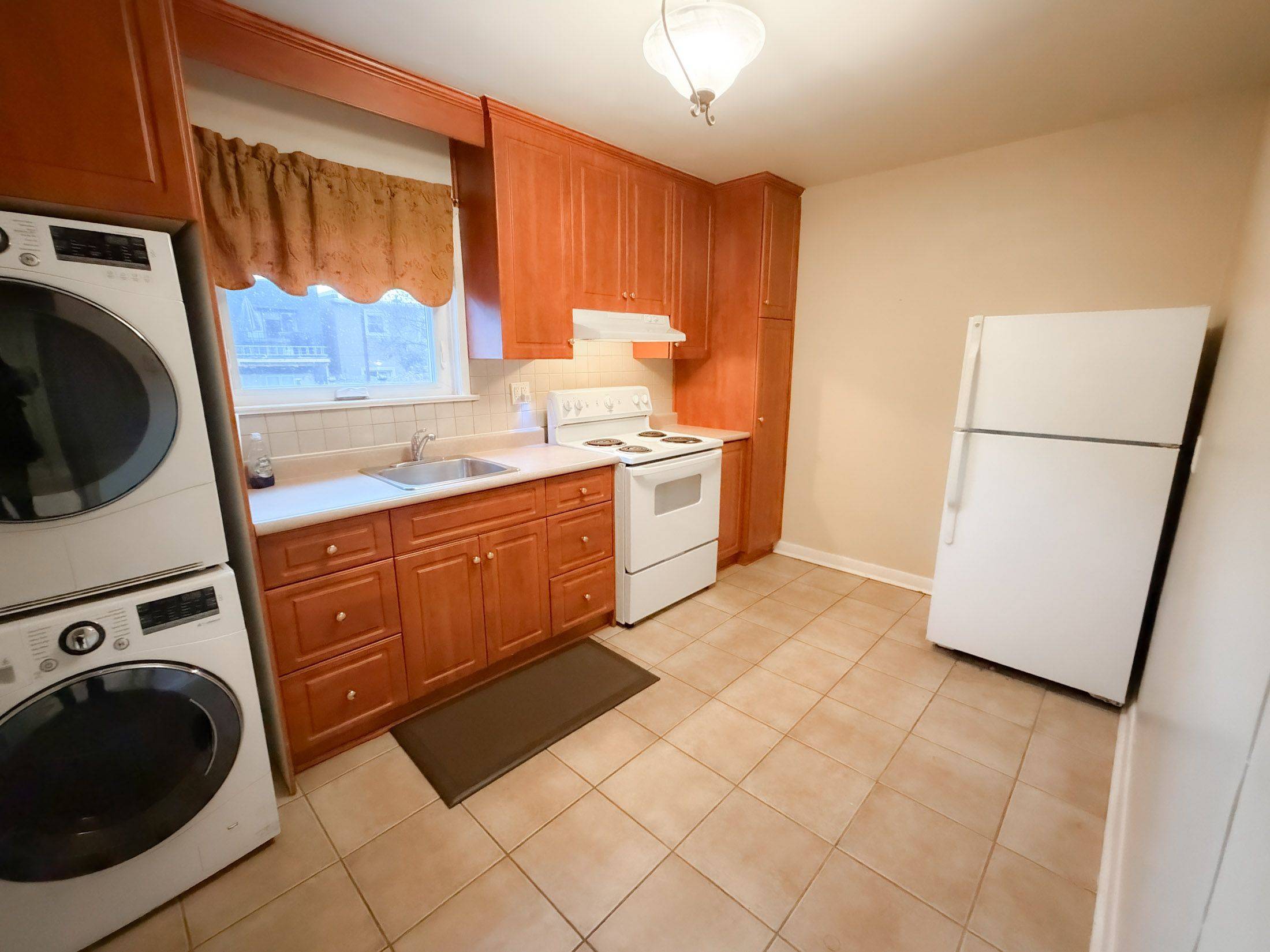 Toronto W06, ON M8W 1R6,65 Fairfield AVE #Main