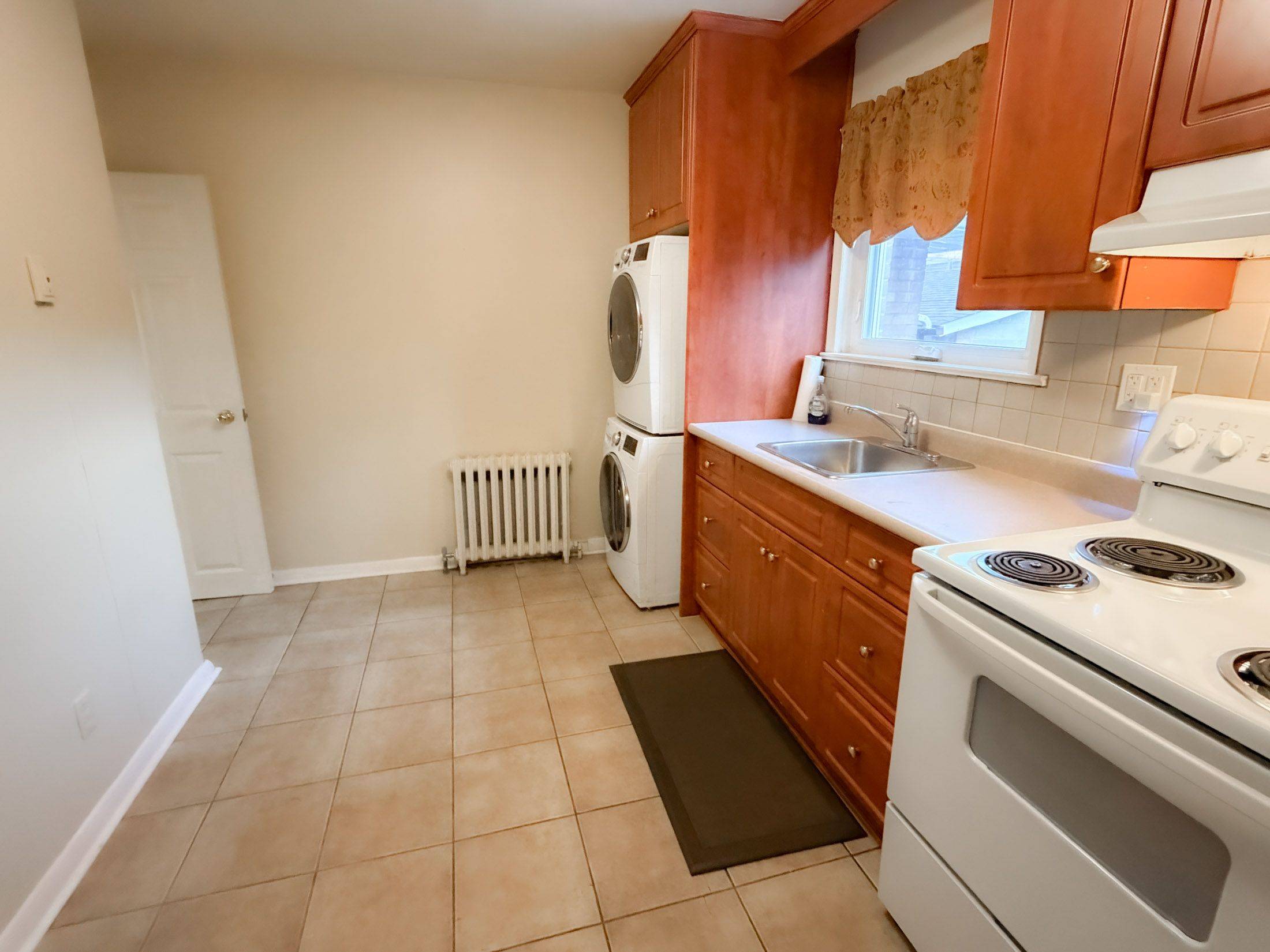 Toronto W06, ON M8W 1R6,65 Fairfield AVE #Main