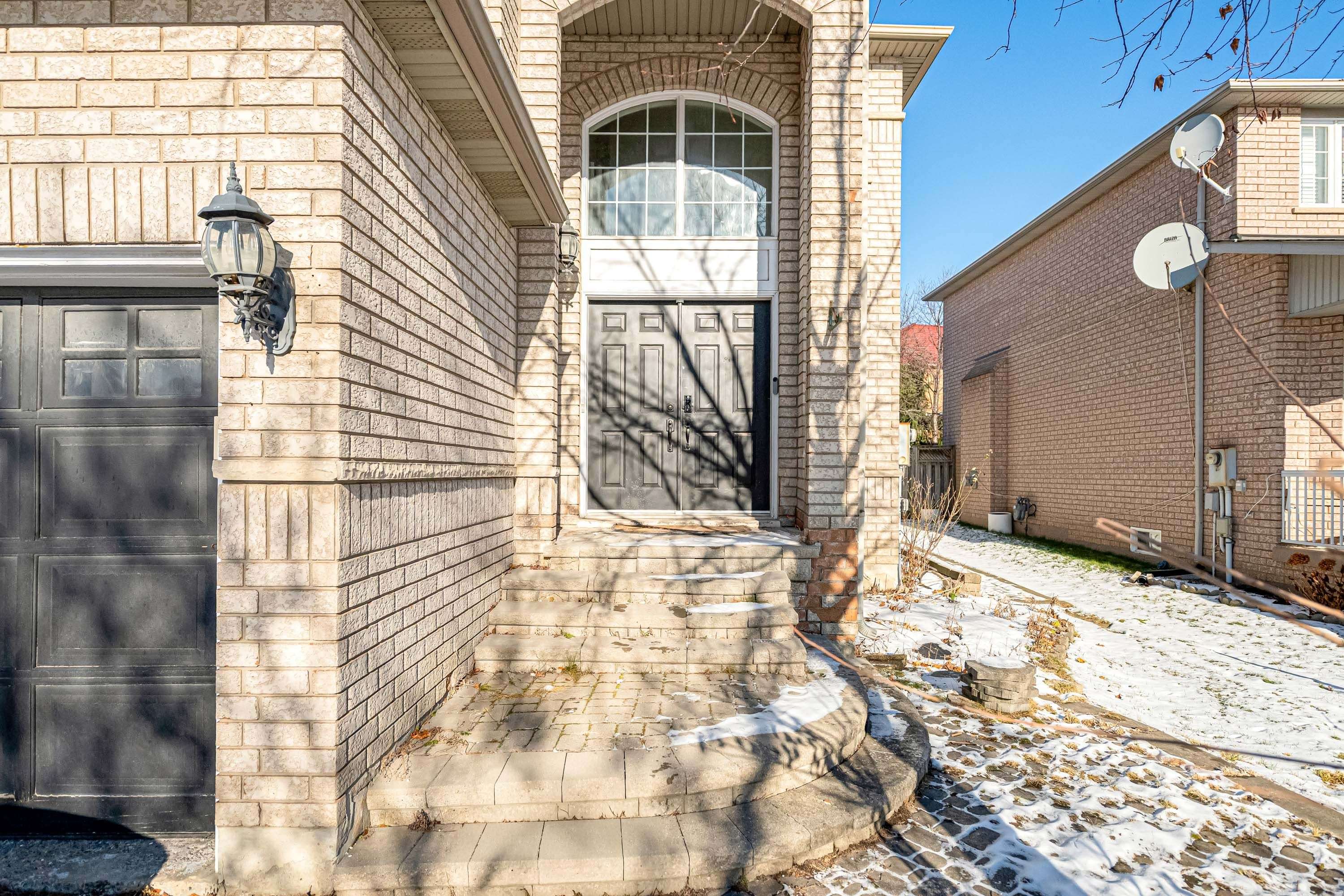 Mississauga, ON L5R 3Y1,681 Bristol RD W
