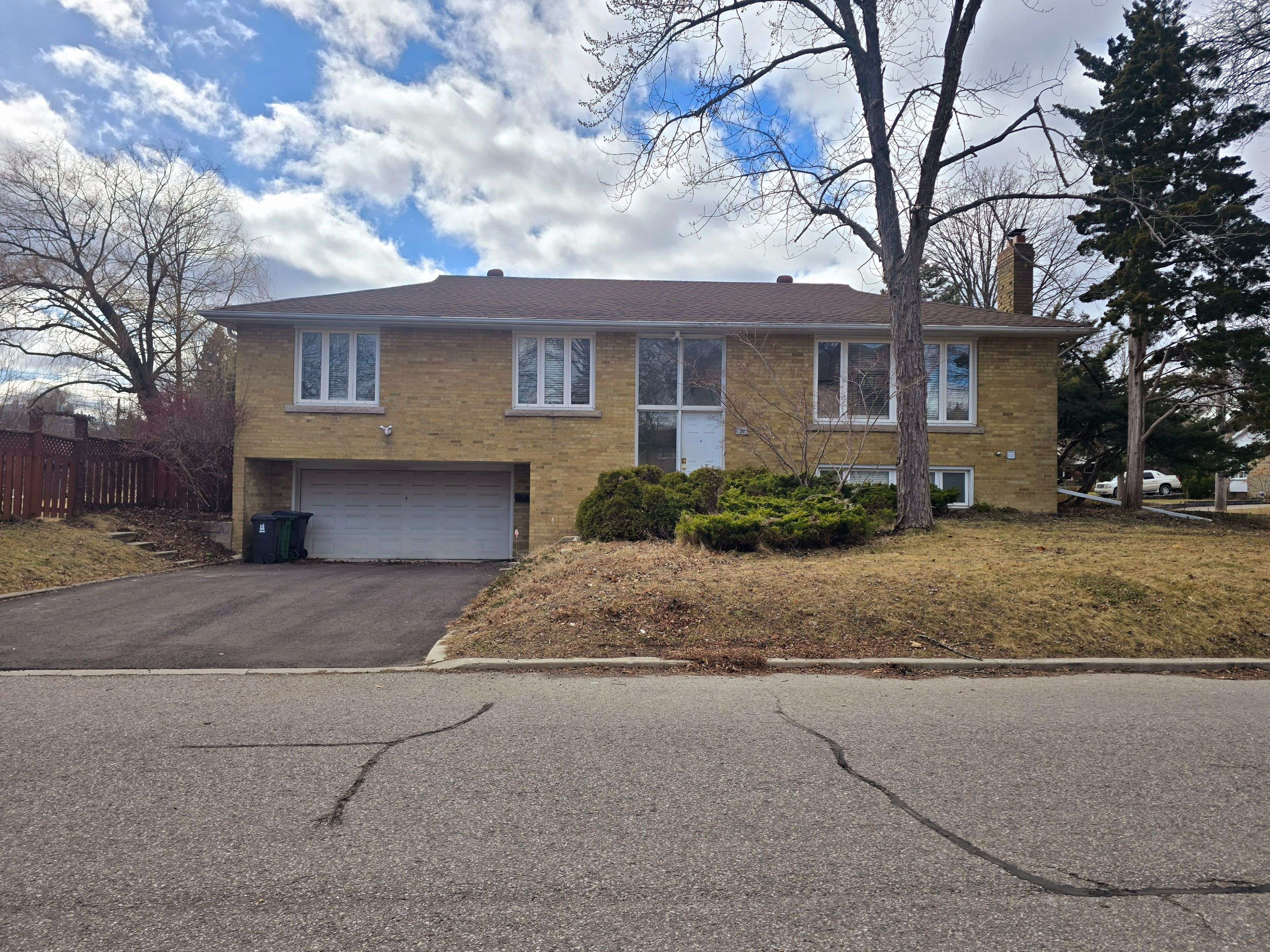 Toronto C15, ON M2K 2W9,38 Ambrose RD #Upper