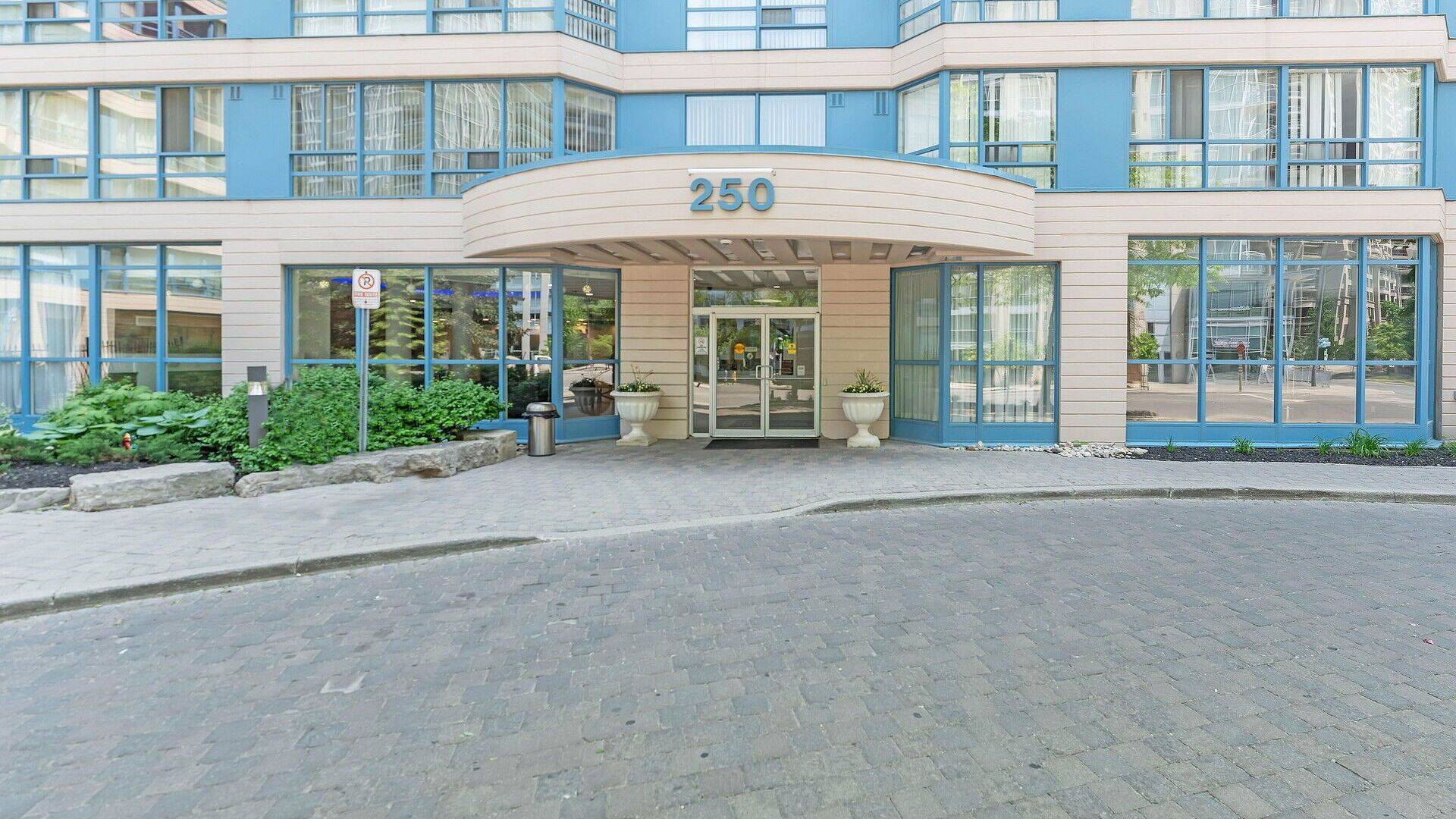 Mississauga, ON L5B 3Z4,250 Webb DR #612