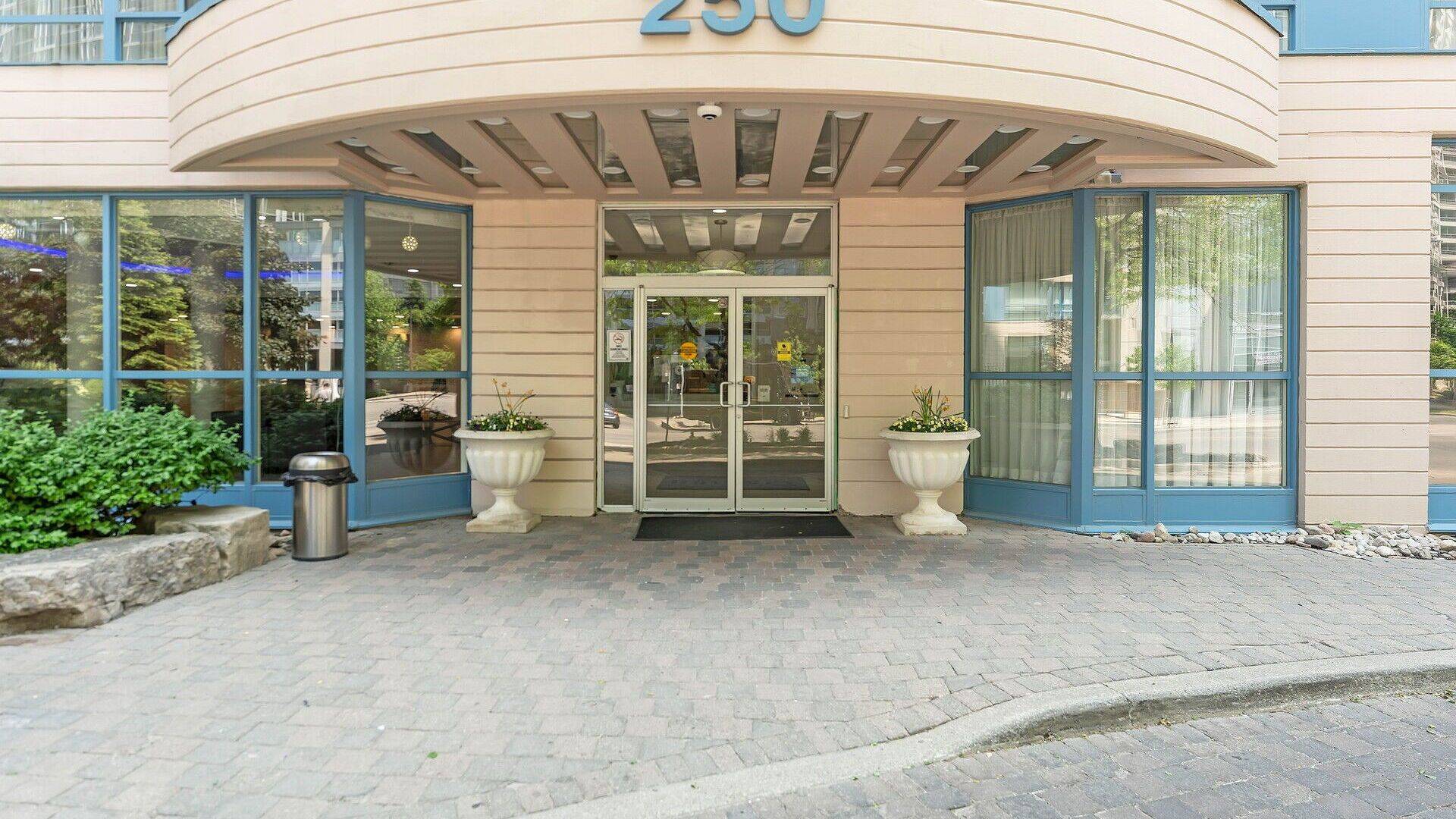 Mississauga, ON L5B 3Z4,250 Webb DR #612