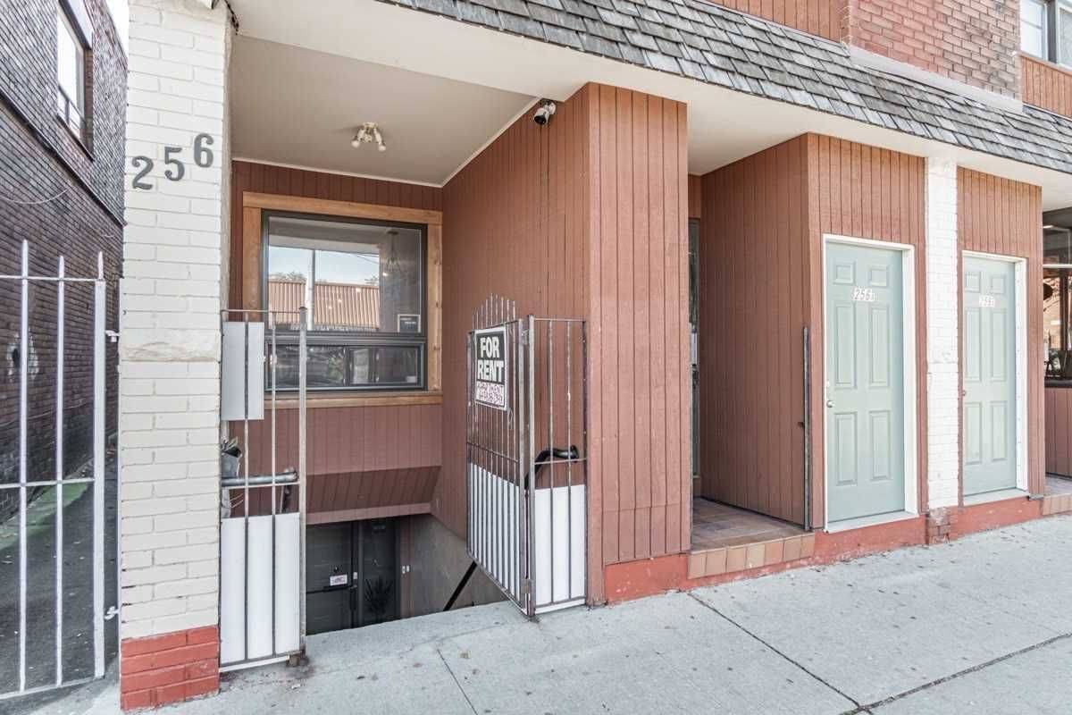 Toronto C01, ON M6H 3X9,256 Lansdowne AVE #Main