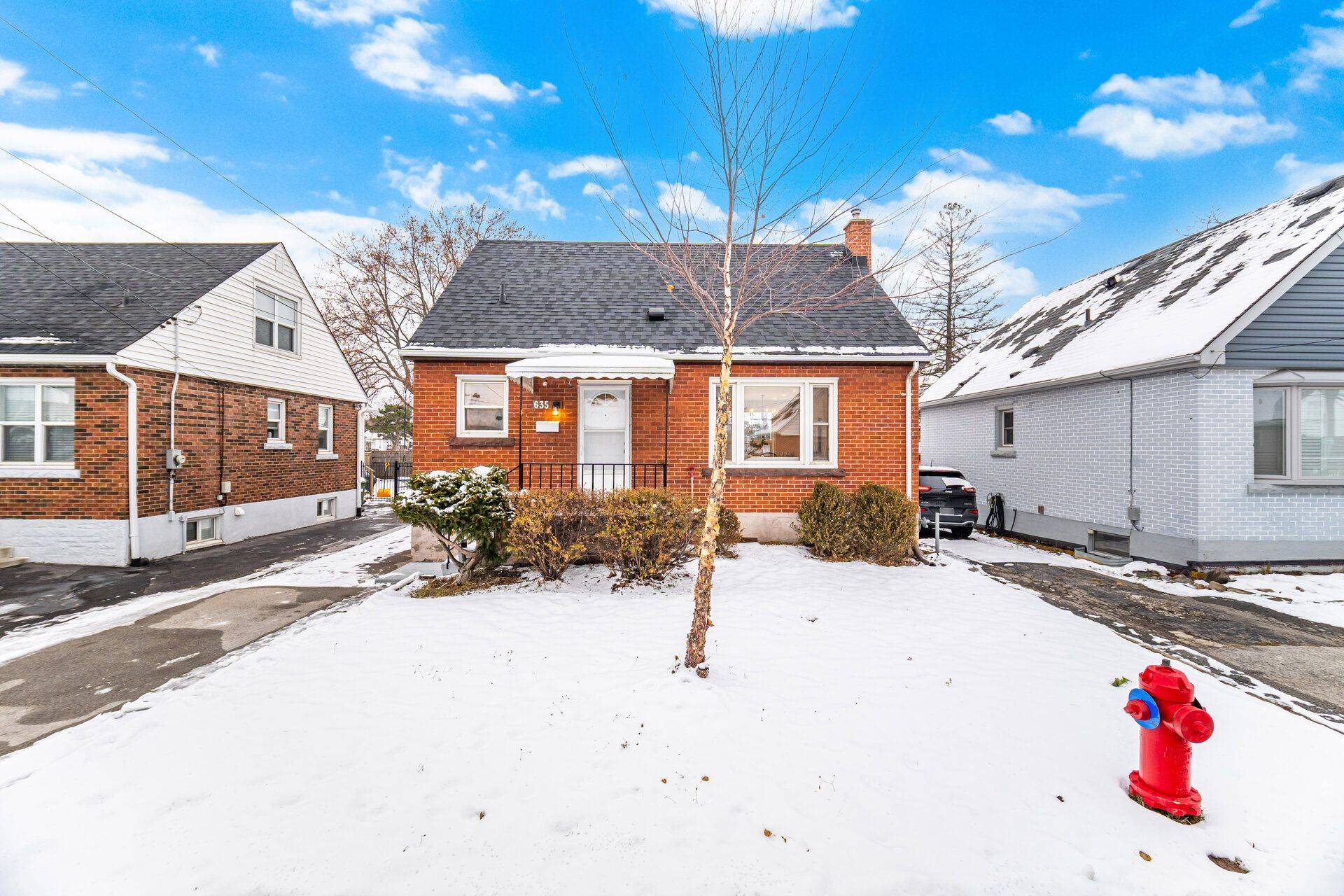 Hamilton, ON L8V 1L8,635 Queensdale AVE E