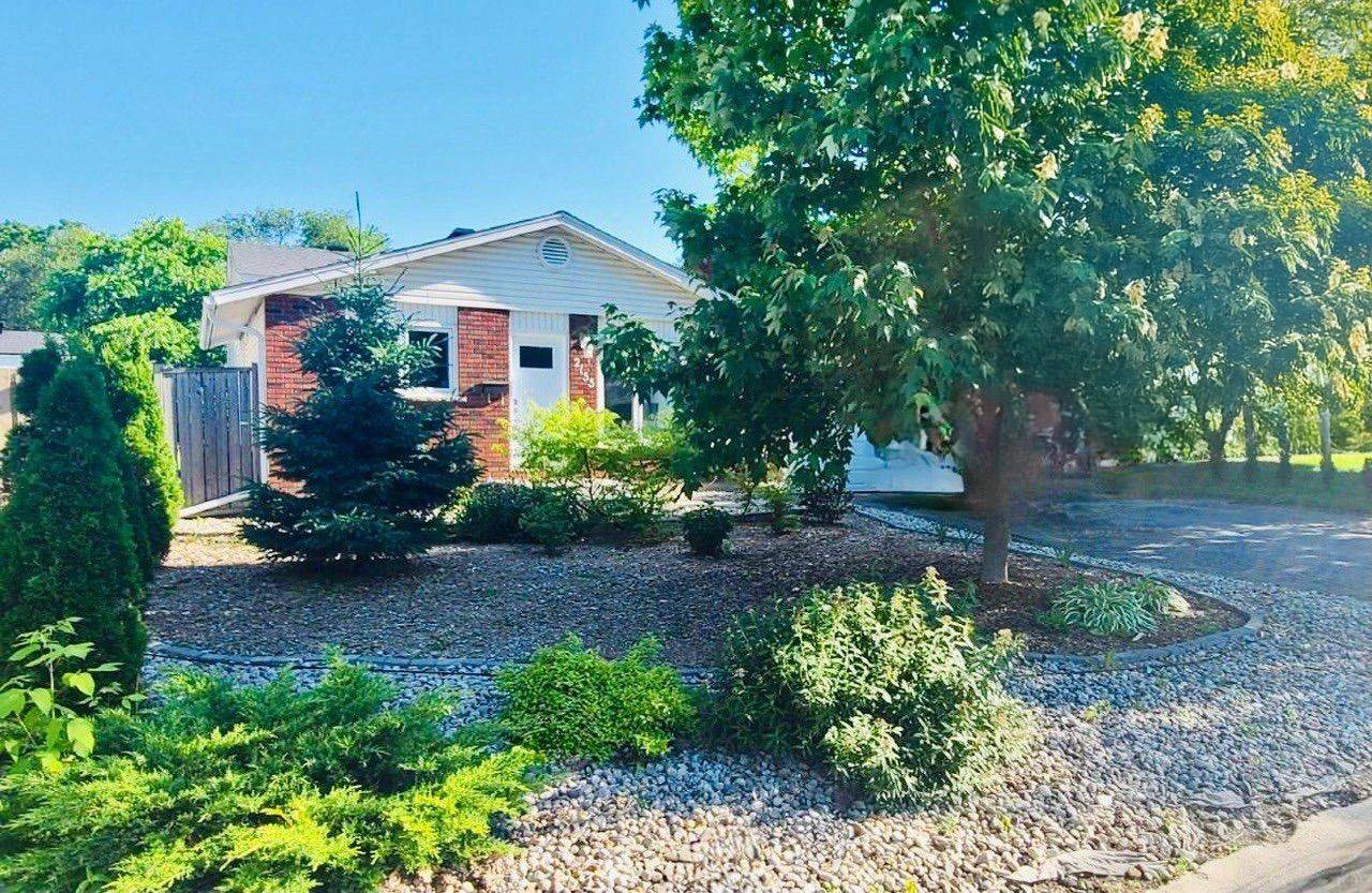 Beacon Hill North - South And Area, ON K1J 6A7,2155 MONSON CRES